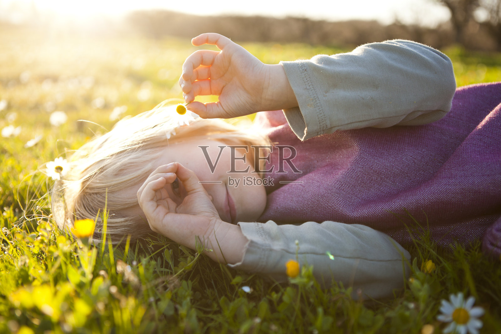 小女孩在户外照片摄影图片