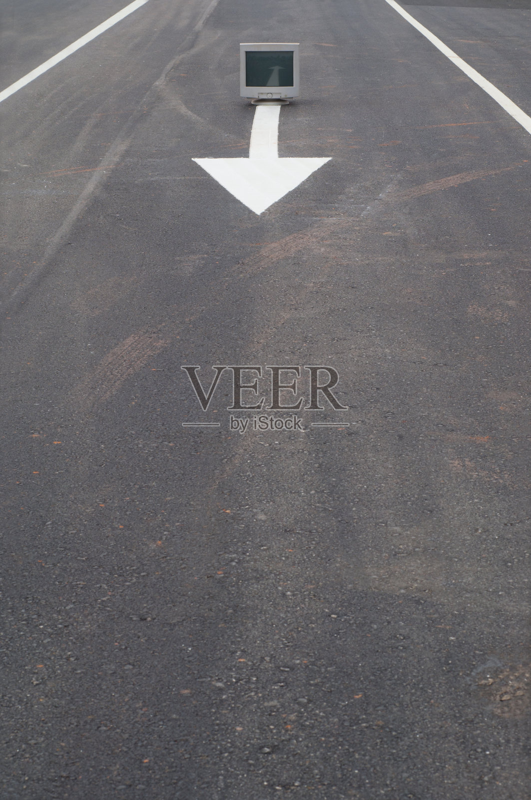 旧电脑在路上。照片摄影图片