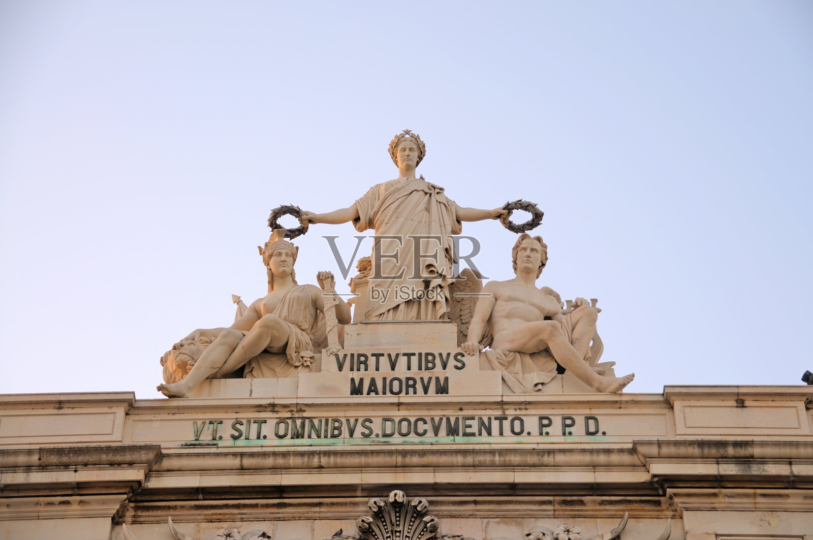 普拉卡在黄昏时做Comercio雕像照片摄影图片