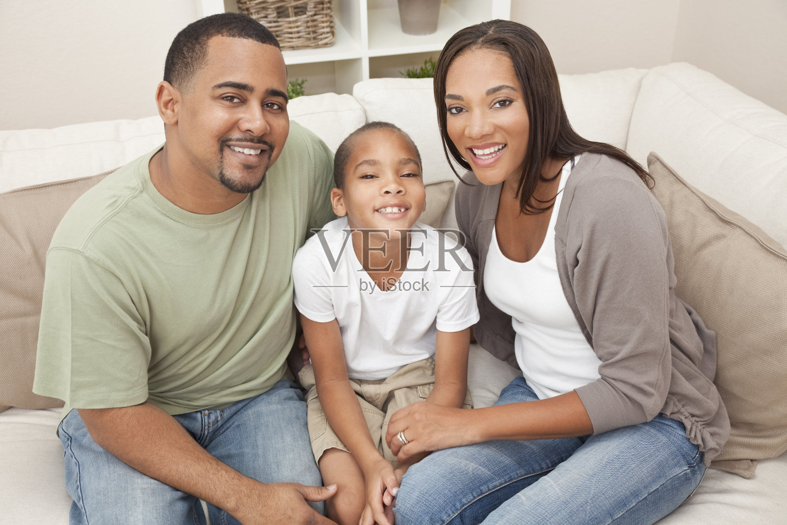 快乐的非裔美国父母和儿子的家庭照片摄影图片