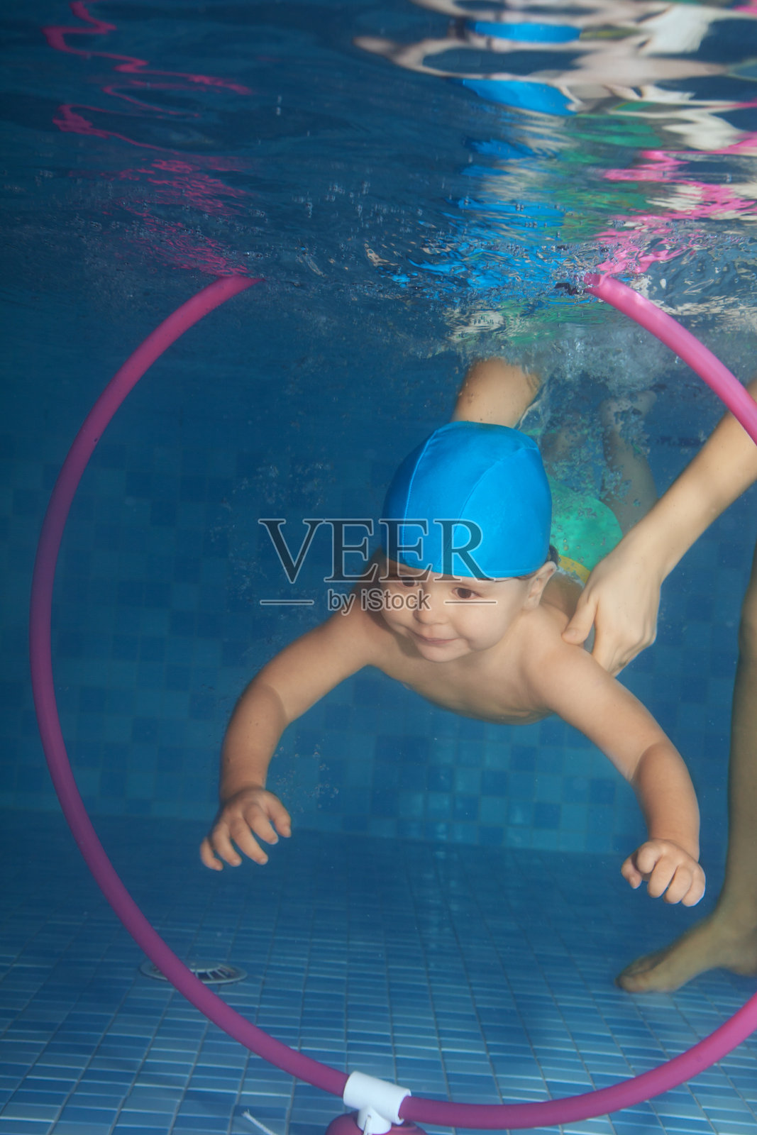 潜水蹒跚学步的孩子照片摄影图片