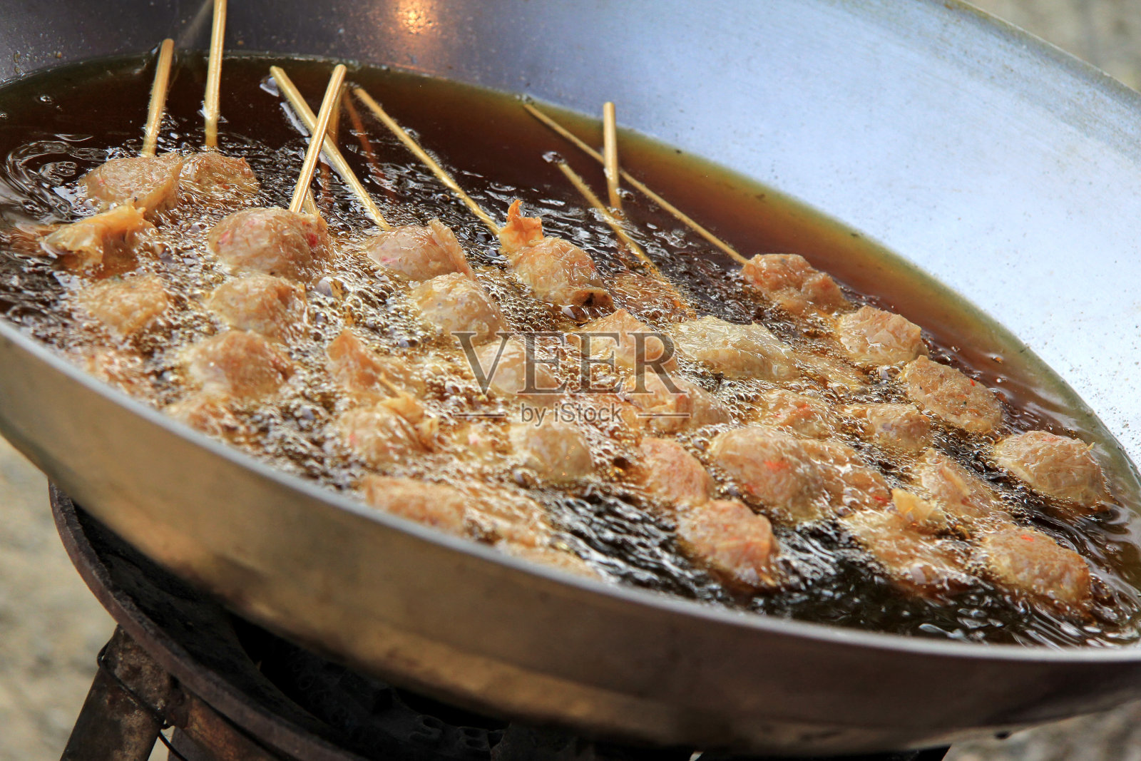 一个巨大的亚洲锅里的肉丸照片摄影图片