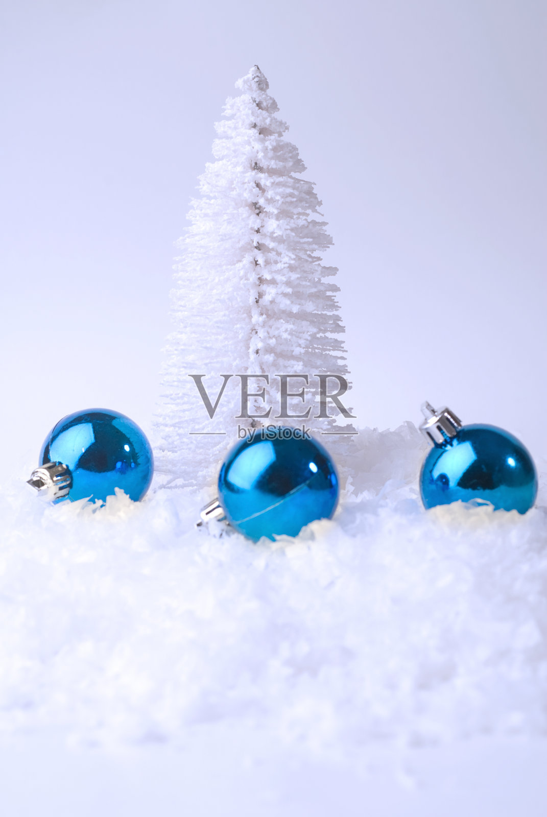 圣诞包和圣诞树。照片摄影图片