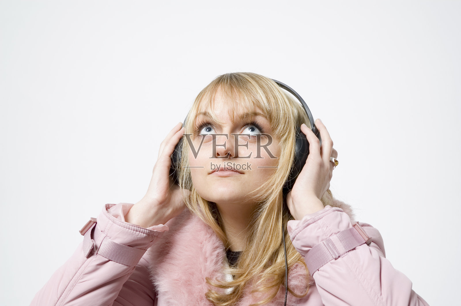 女孩戴着耳机照片摄影图片