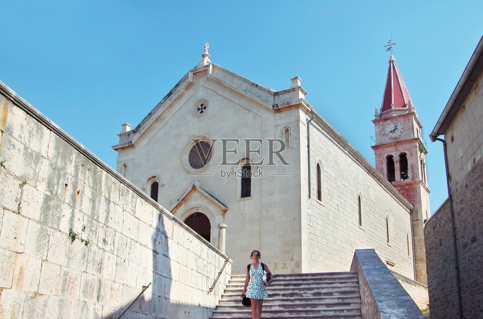 女人爬下楼梯照片摄影图片