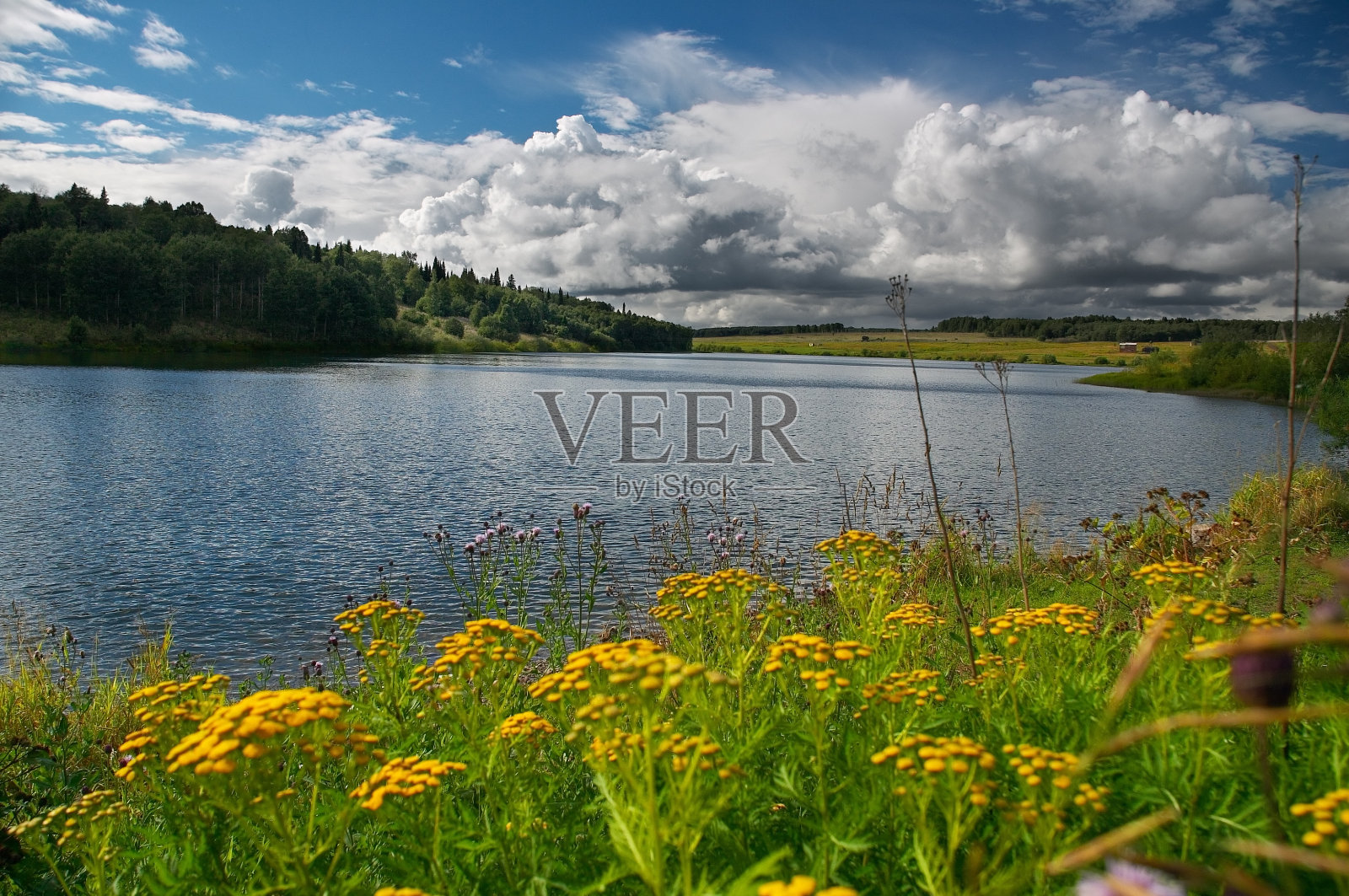 蓝色的湖照片摄影图片