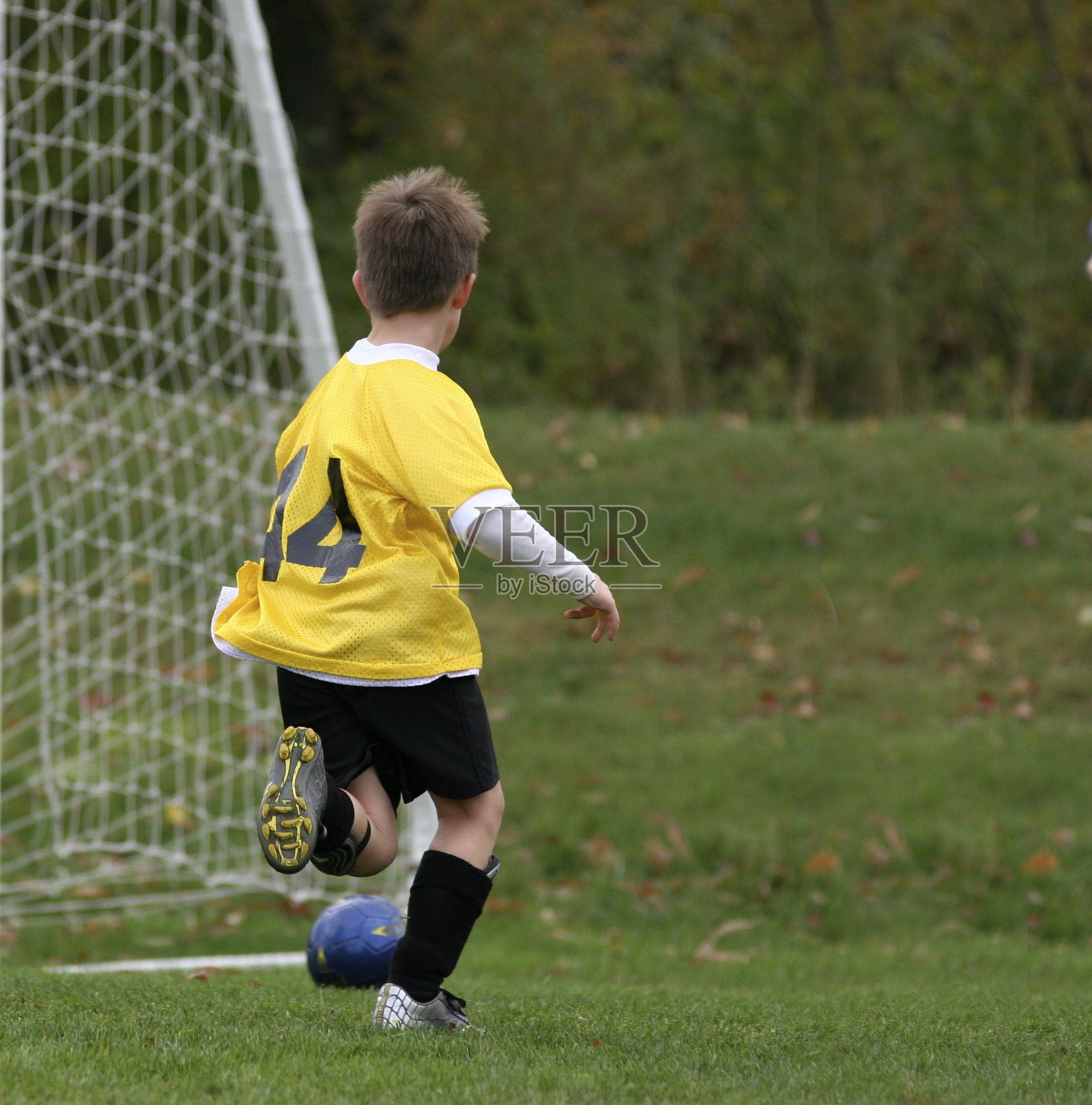 足球的孩子照片摄影图片