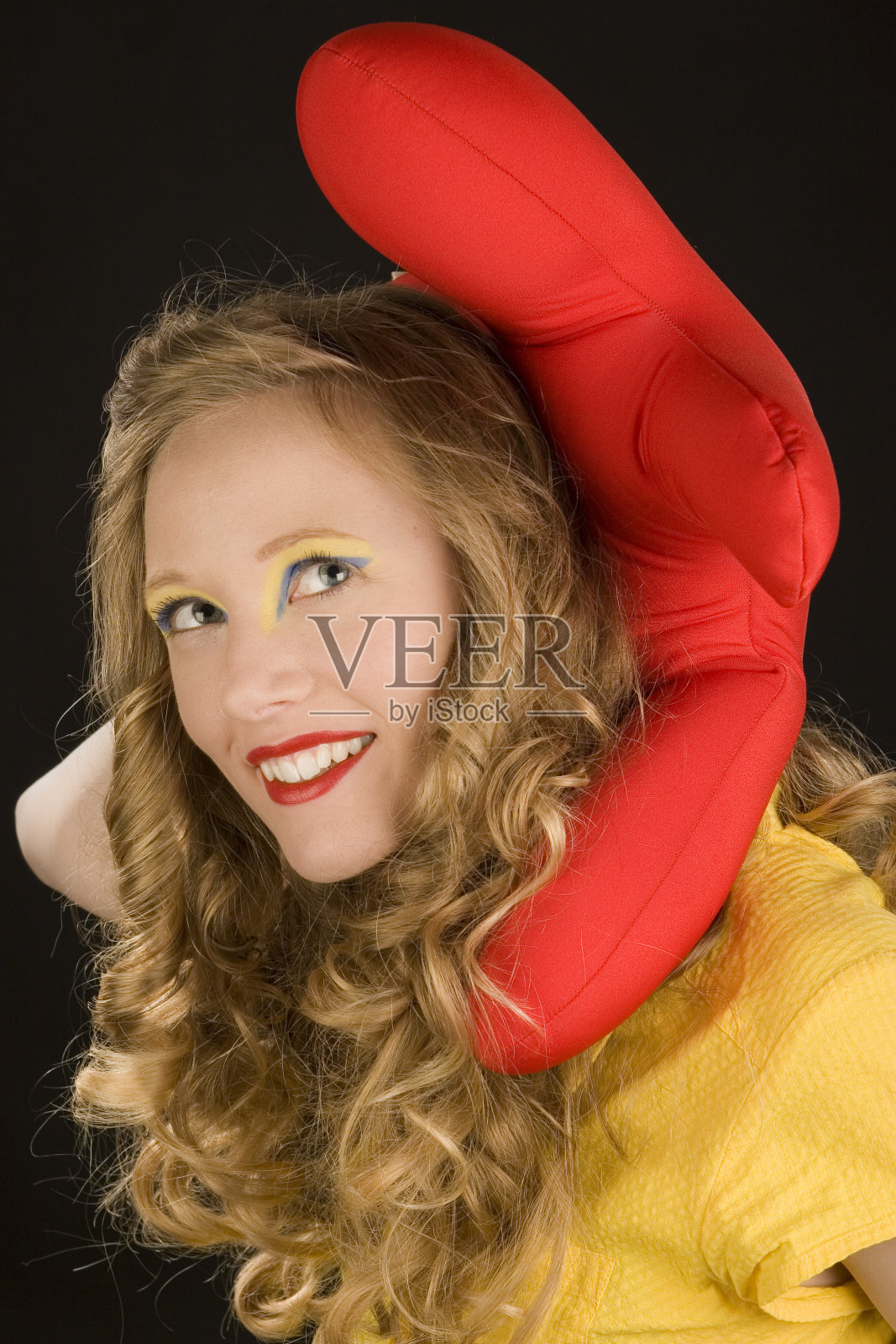 玩一个红色的洋娃娃照片摄影图片