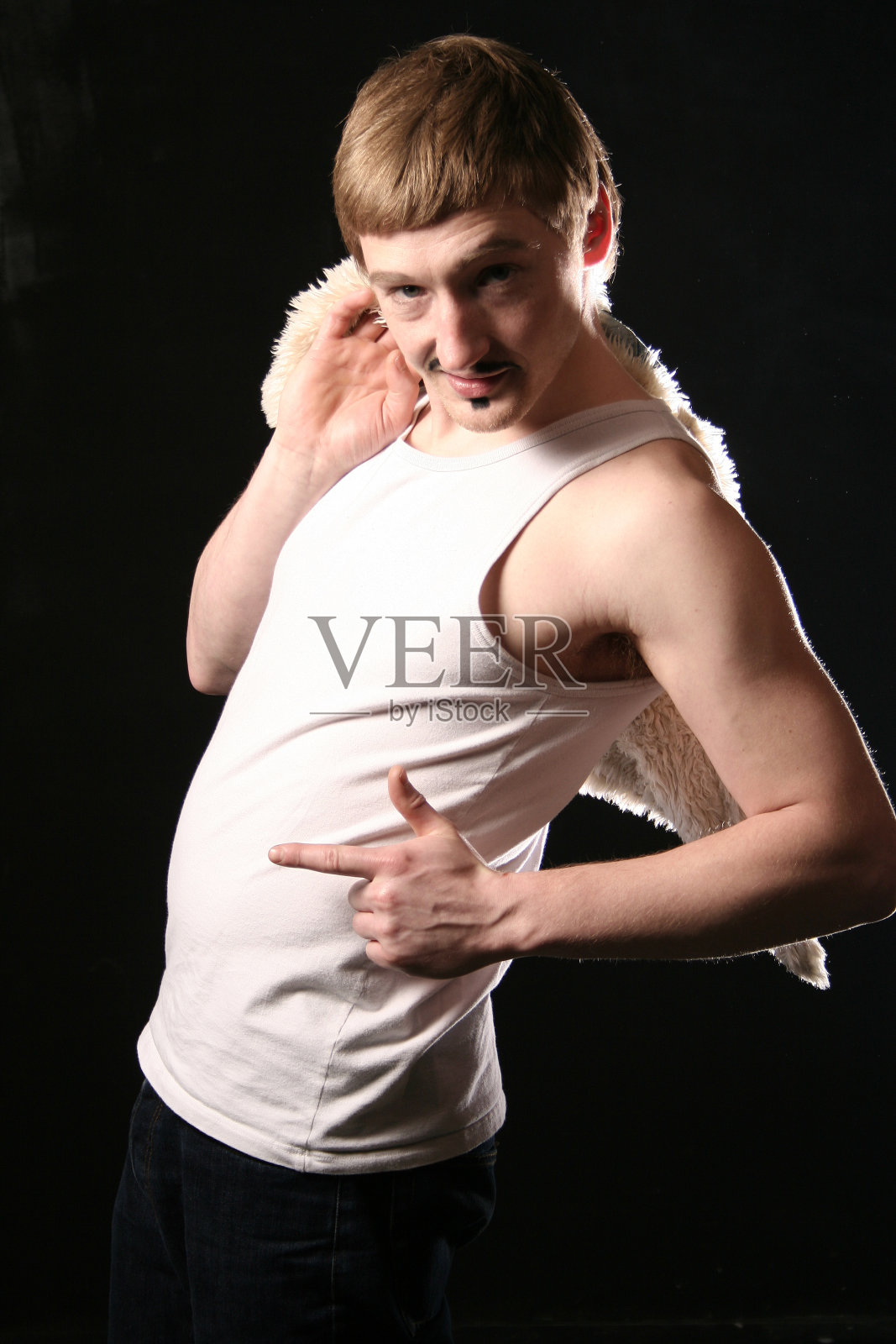 站在黑色背景下的年轻人照片摄影图片