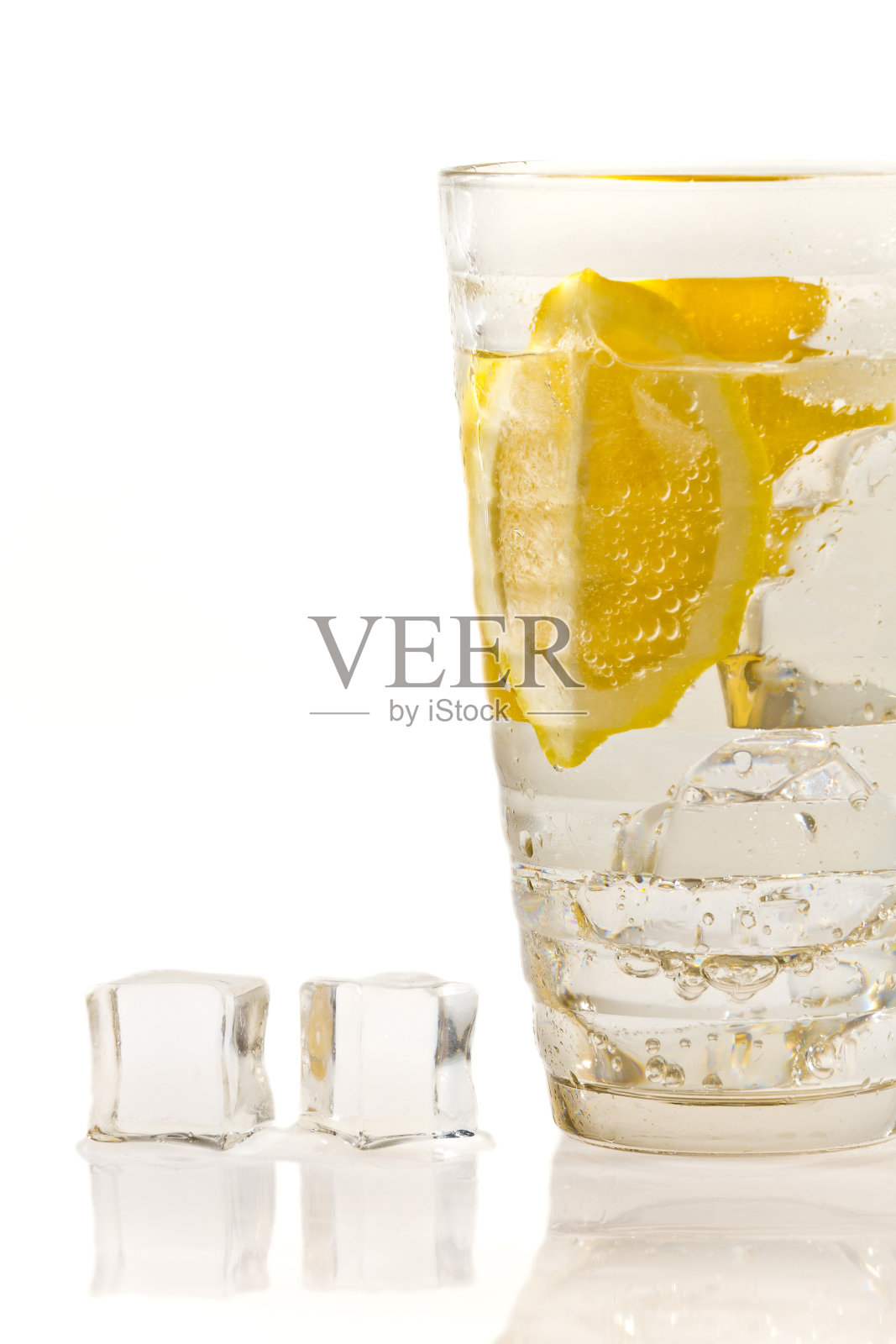 冰块和柠檬饮料在玻璃杯中照片摄影图片