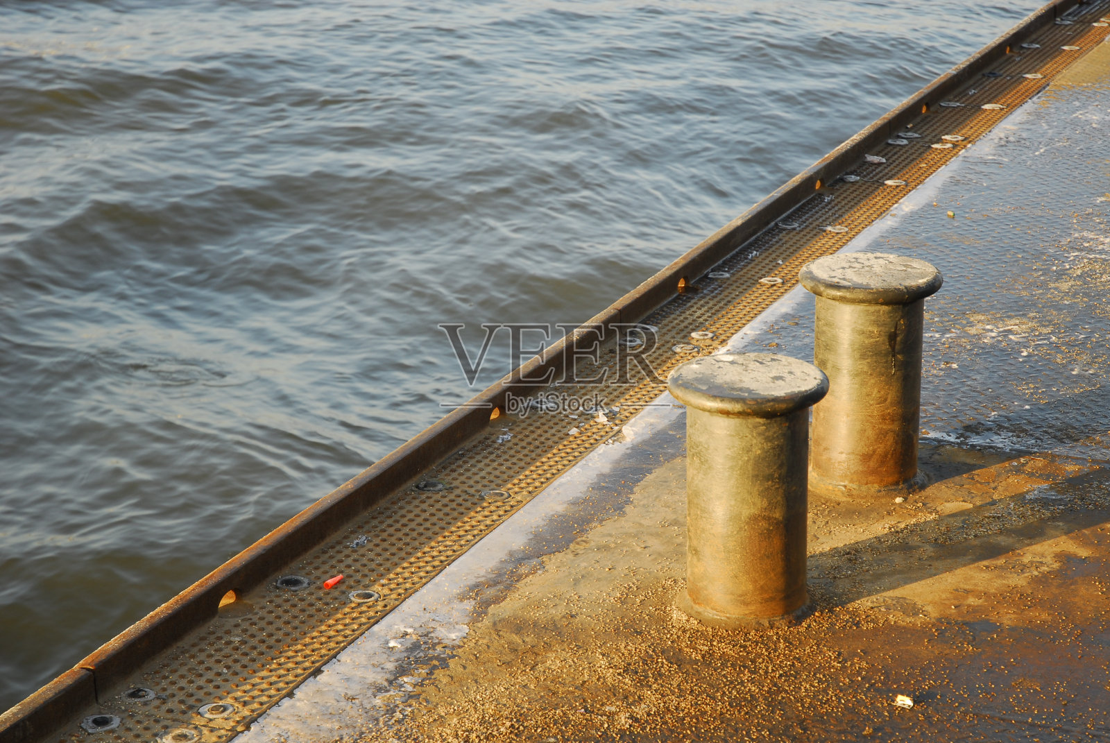 双胞胎，抱紧我照片摄影图片