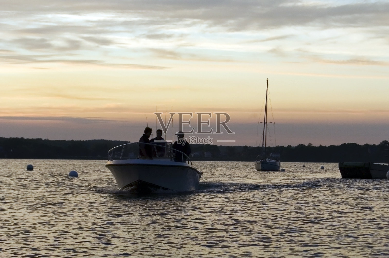 夕阳下钓鱼的剪影照片摄影图片