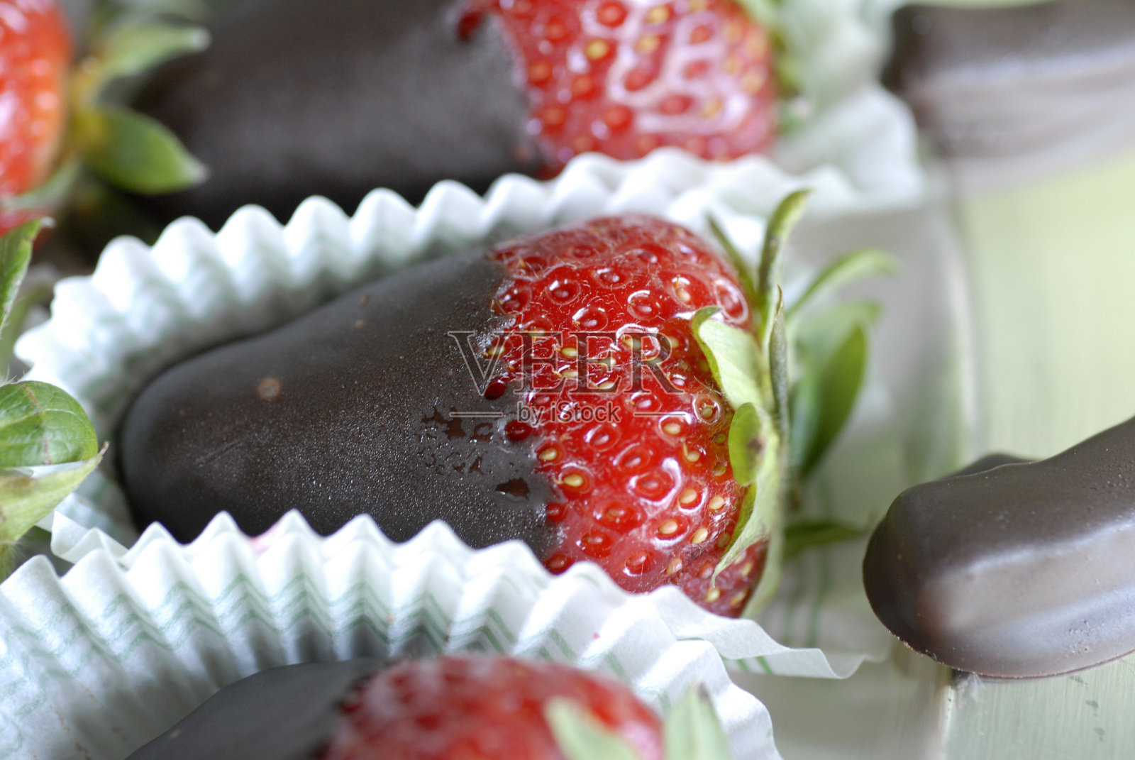 巧克力涂层草莓照片摄影图片