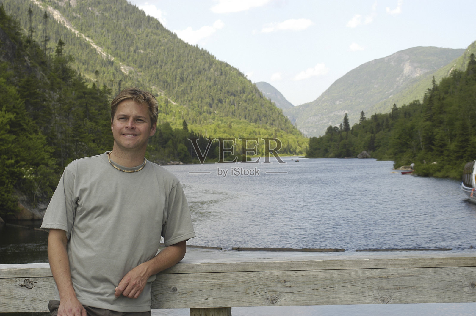 人在山水面前照片摄影图片