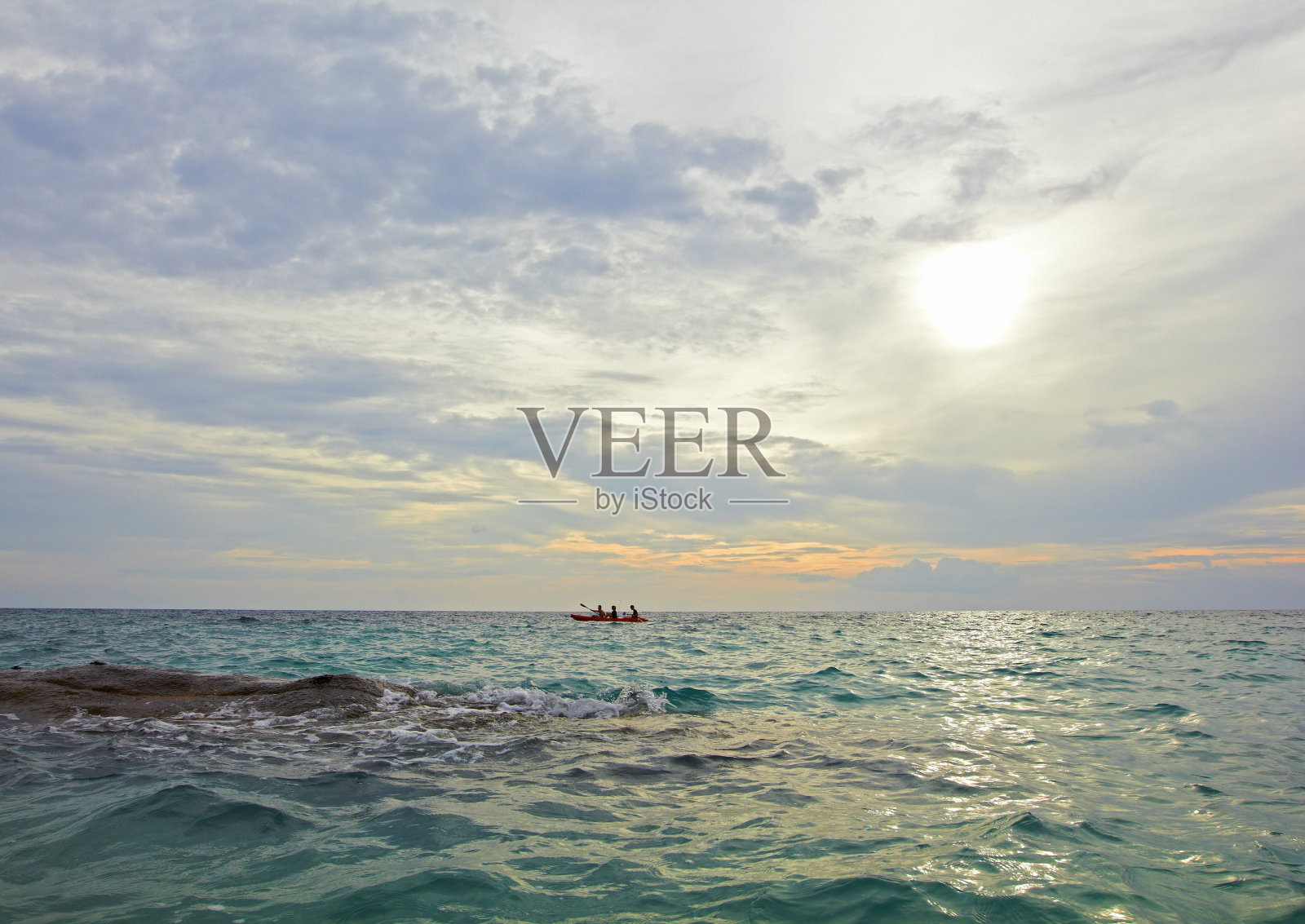 海的海洋景观-水的波浪，太阳，云的天空照片摄影图片