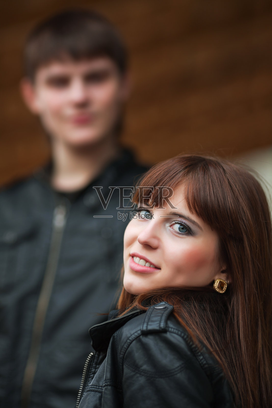 快乐的年轻夫妇照片摄影图片