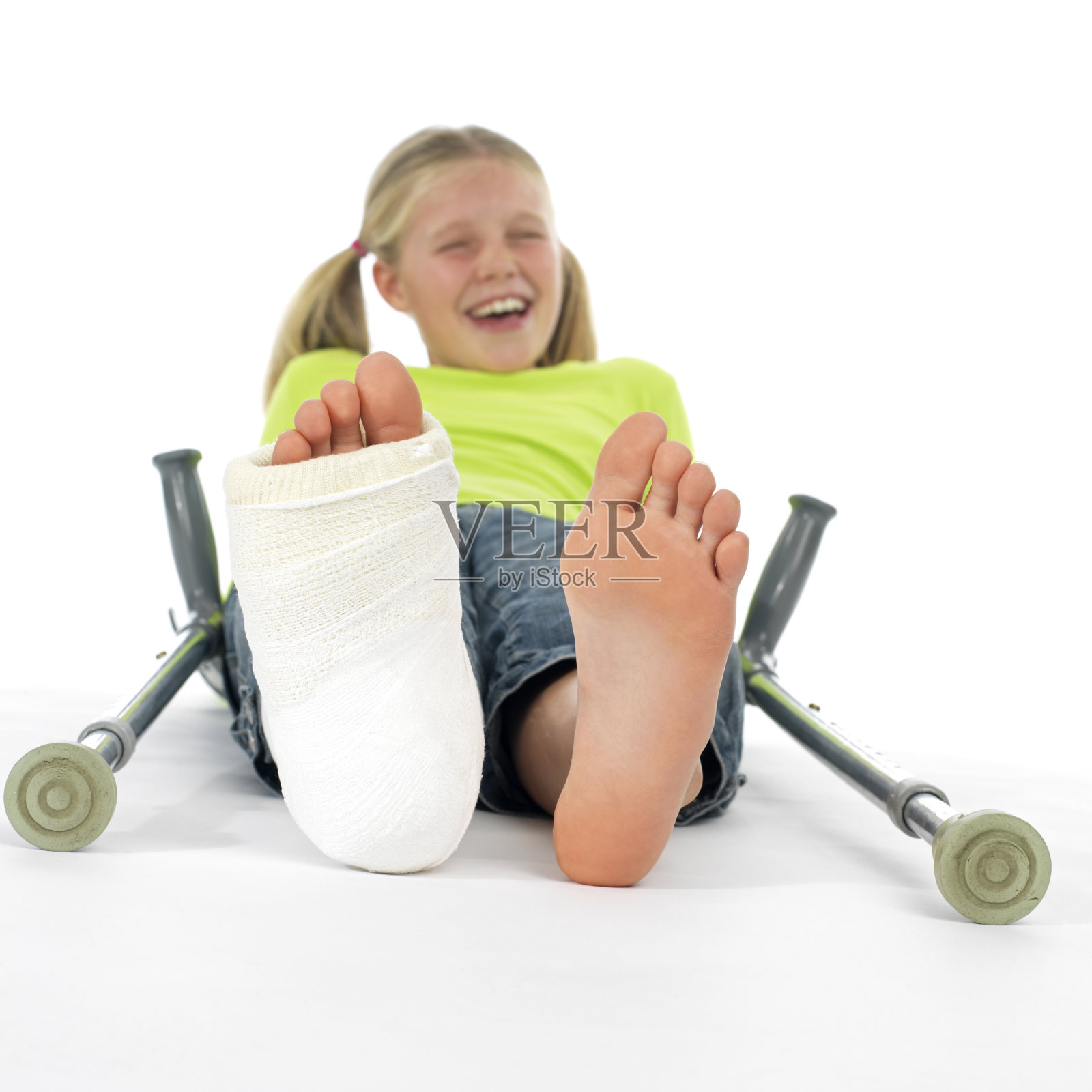 那个女孩断了一条腿，拄着拐杖照片摄影图片