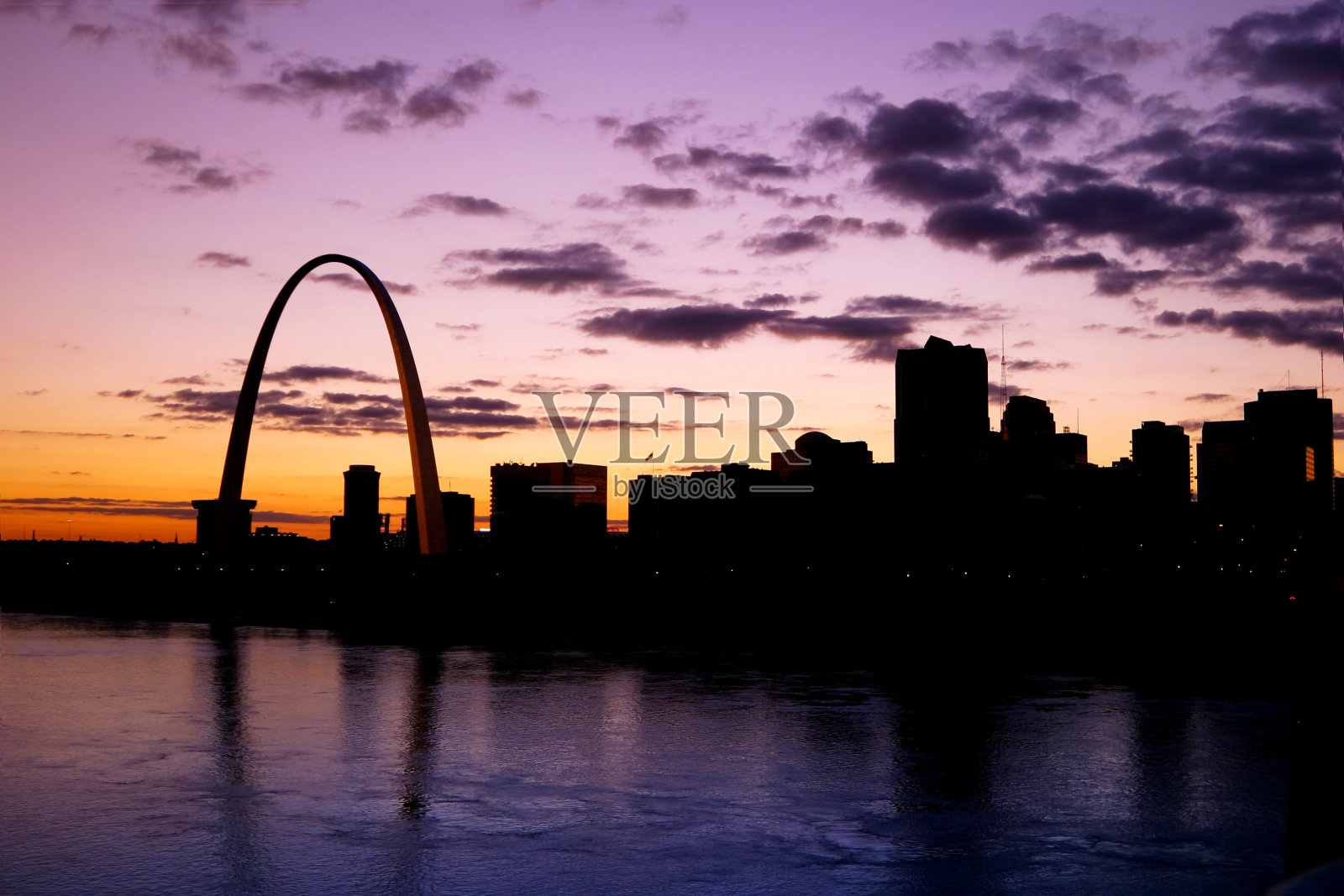 日落时分的圣路易斯河畔照片摄影图片