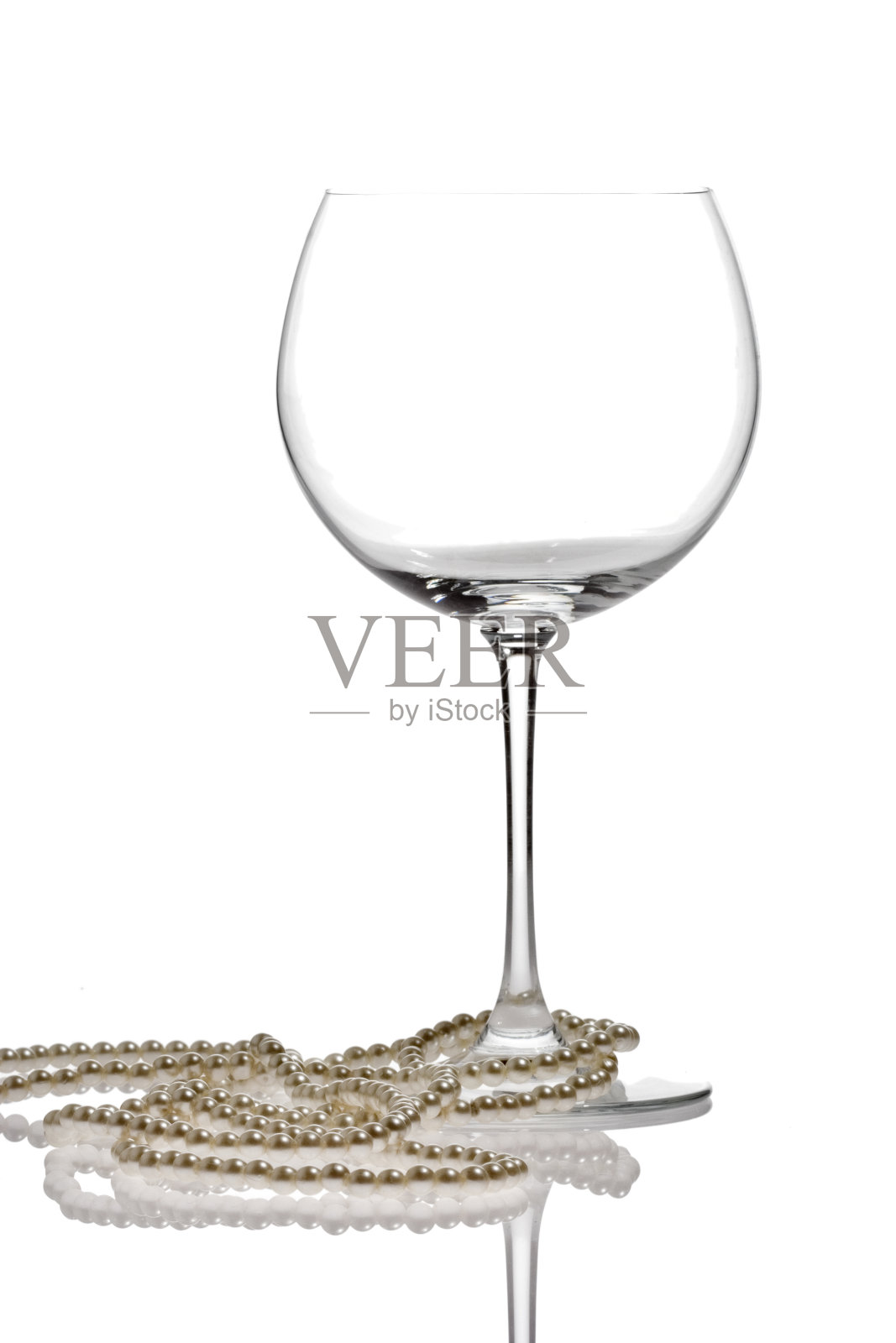 珍珠缠绕着酒杯照片摄影图片