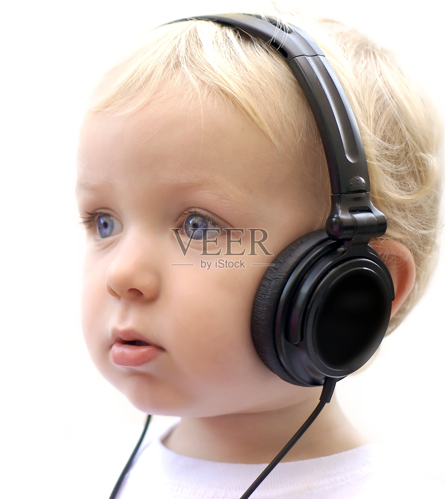 戴着耳机的小男孩照片摄影图片