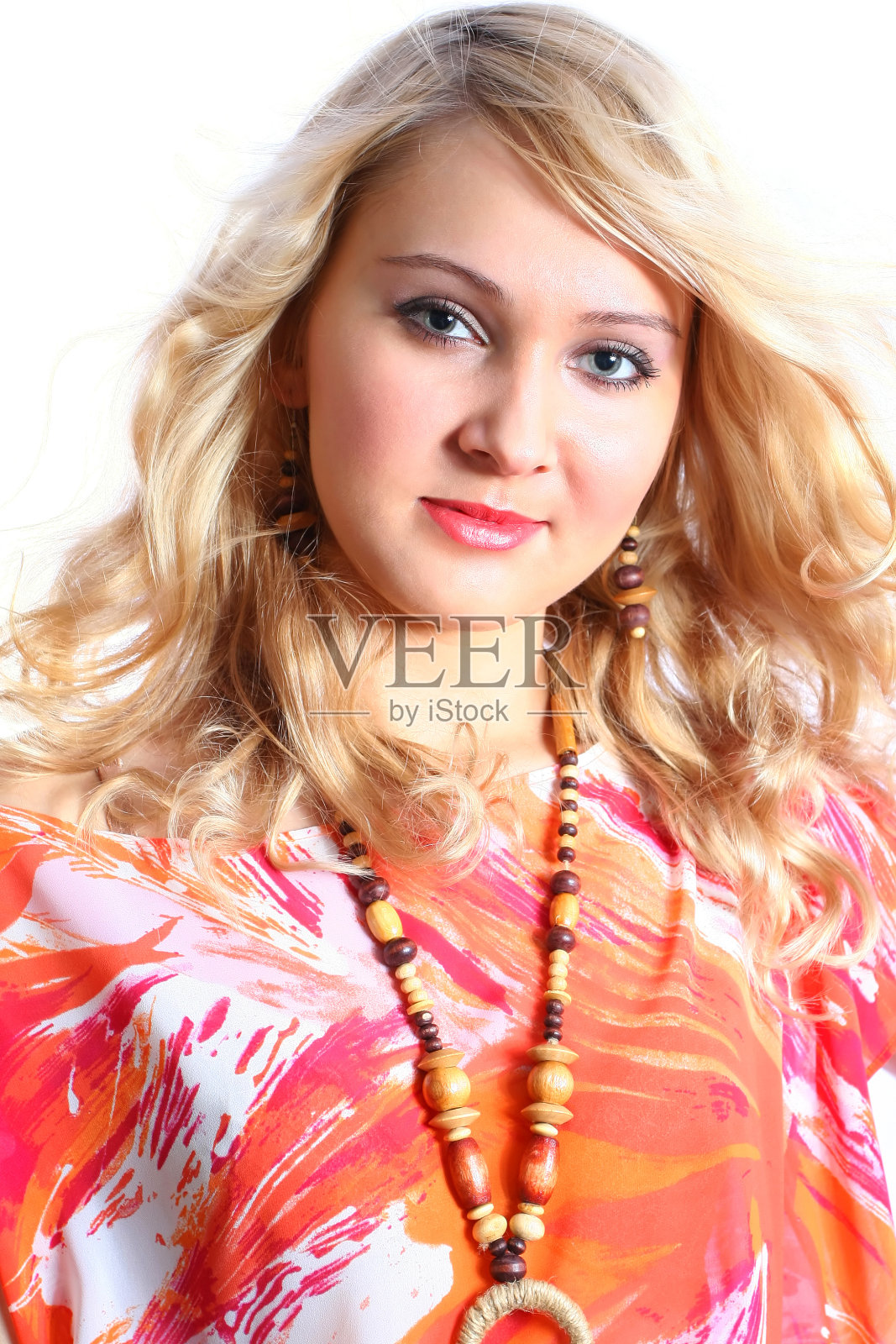 一个穿着橙色裙子的美丽女孩的肖像。照片摄影图片