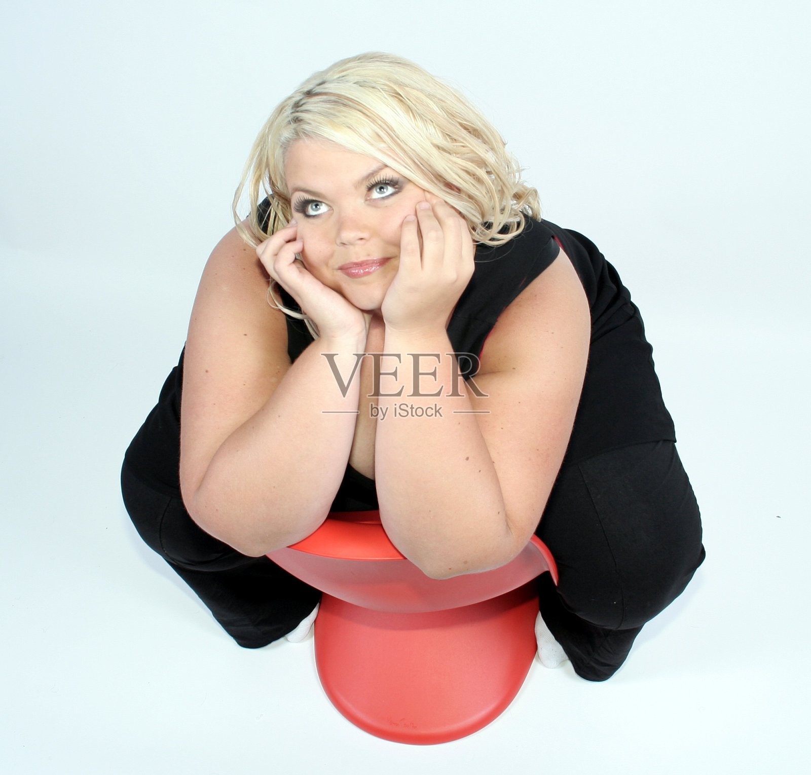 女孩在椅子上照片摄影图片