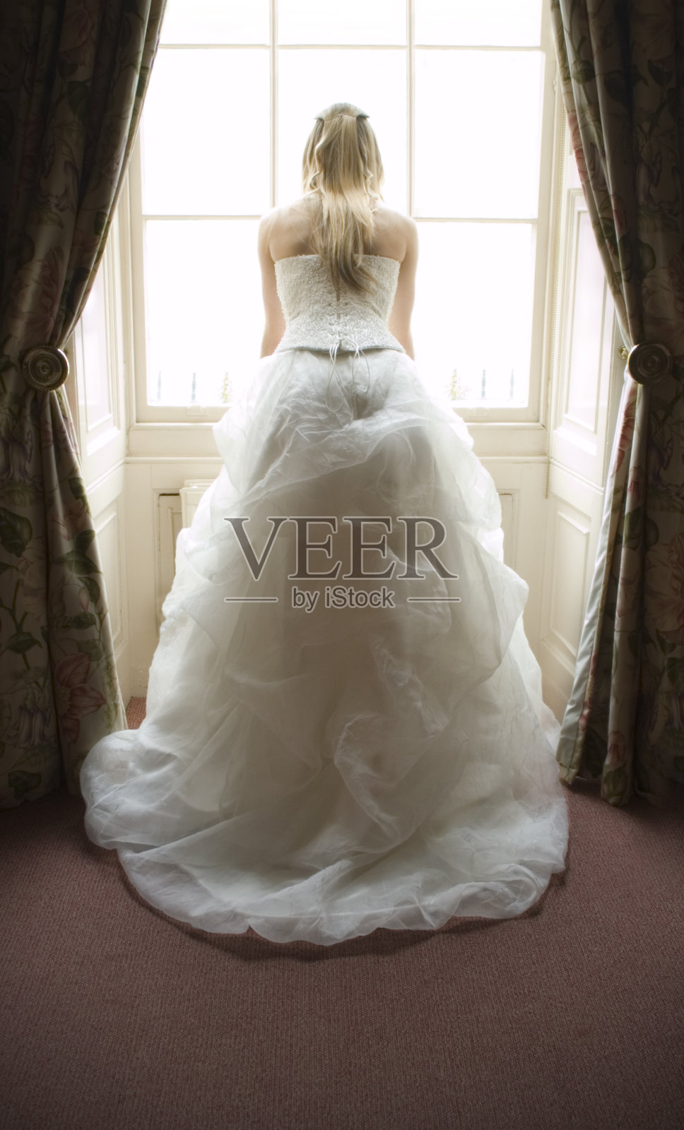 新娘望着窗外照片摄影图片