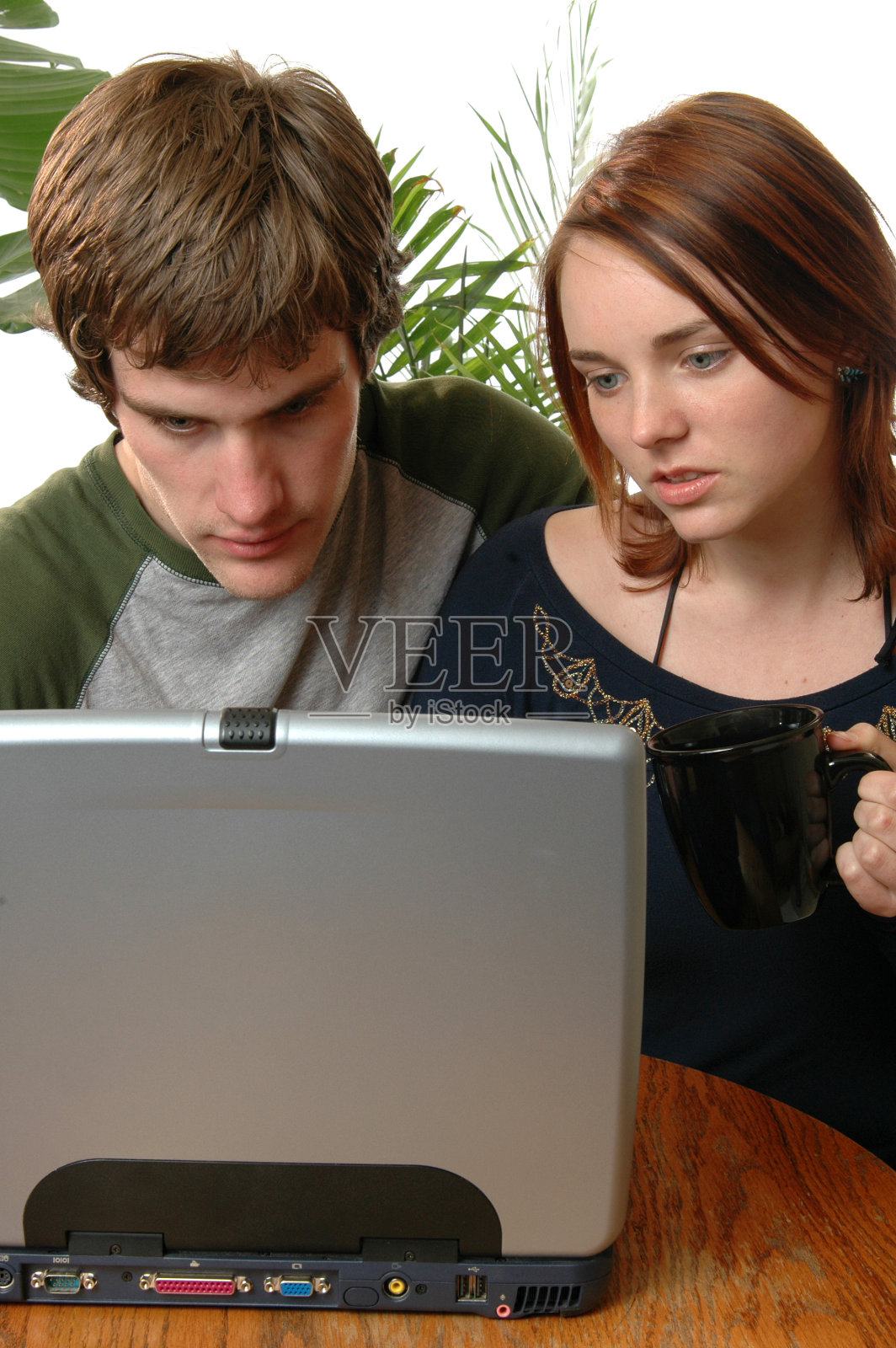 笔记本电脑上的情侣照片摄影图片