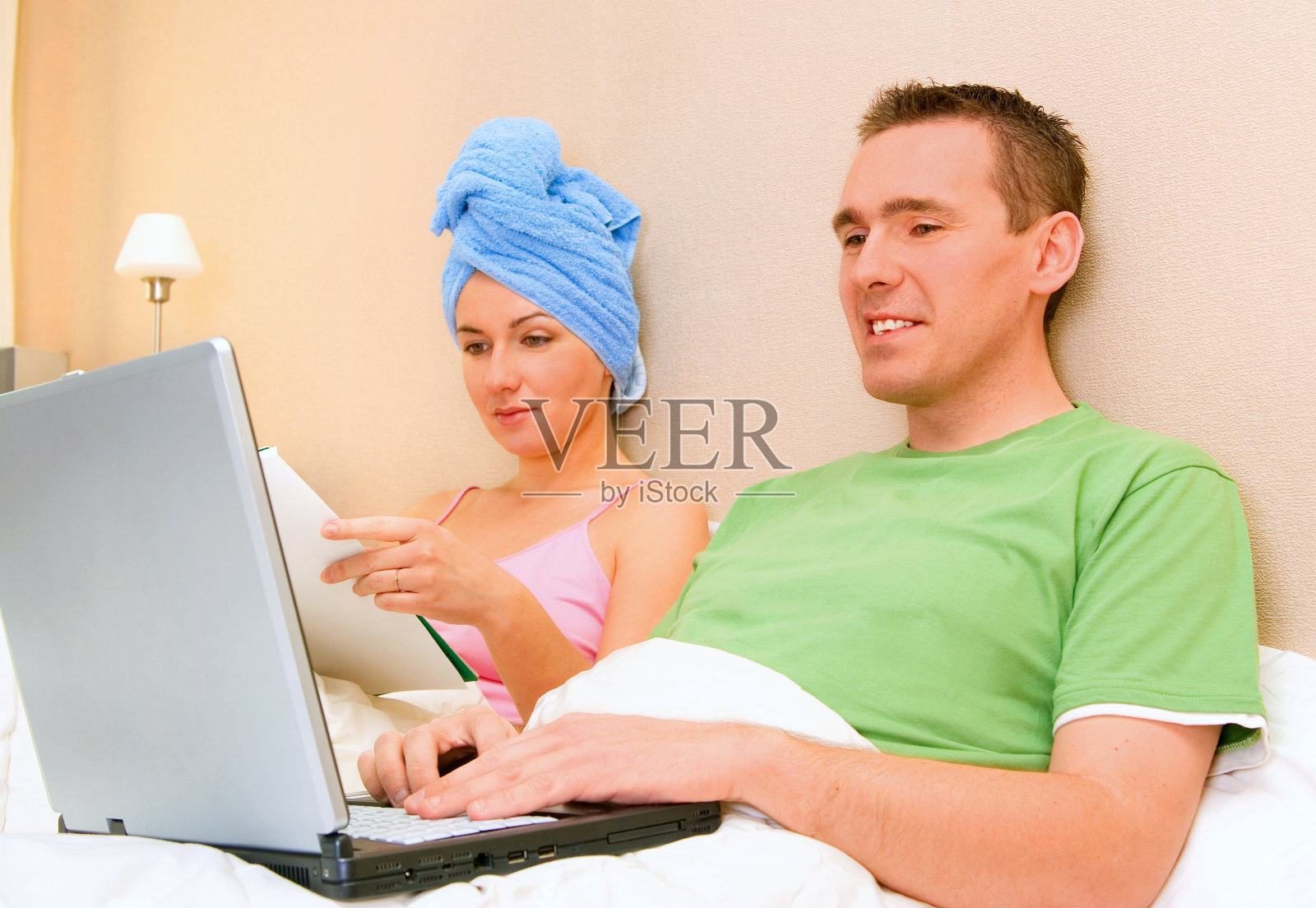 躺在床上的夫妇照片摄影图片