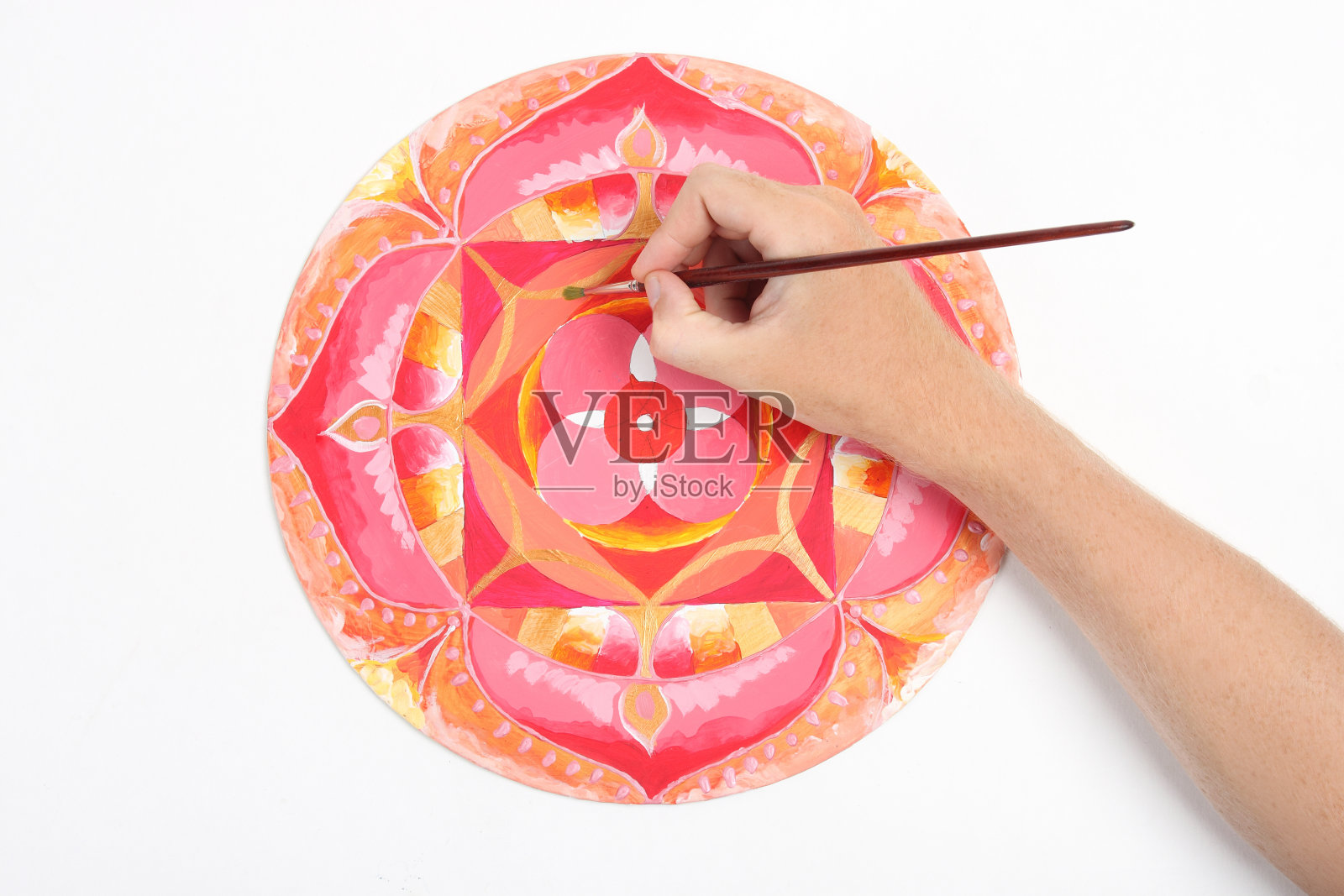 男子手绘红色抽象画照片摄影图片