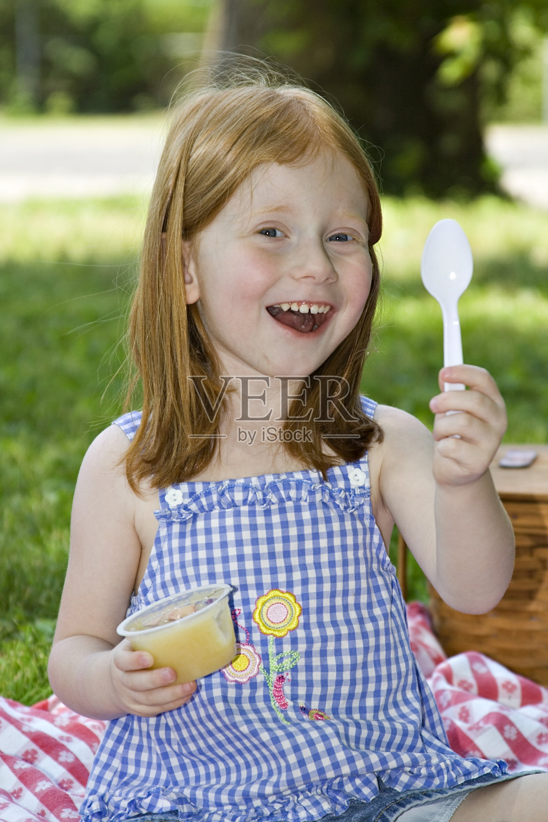 女孩苹果酱照片摄影图片