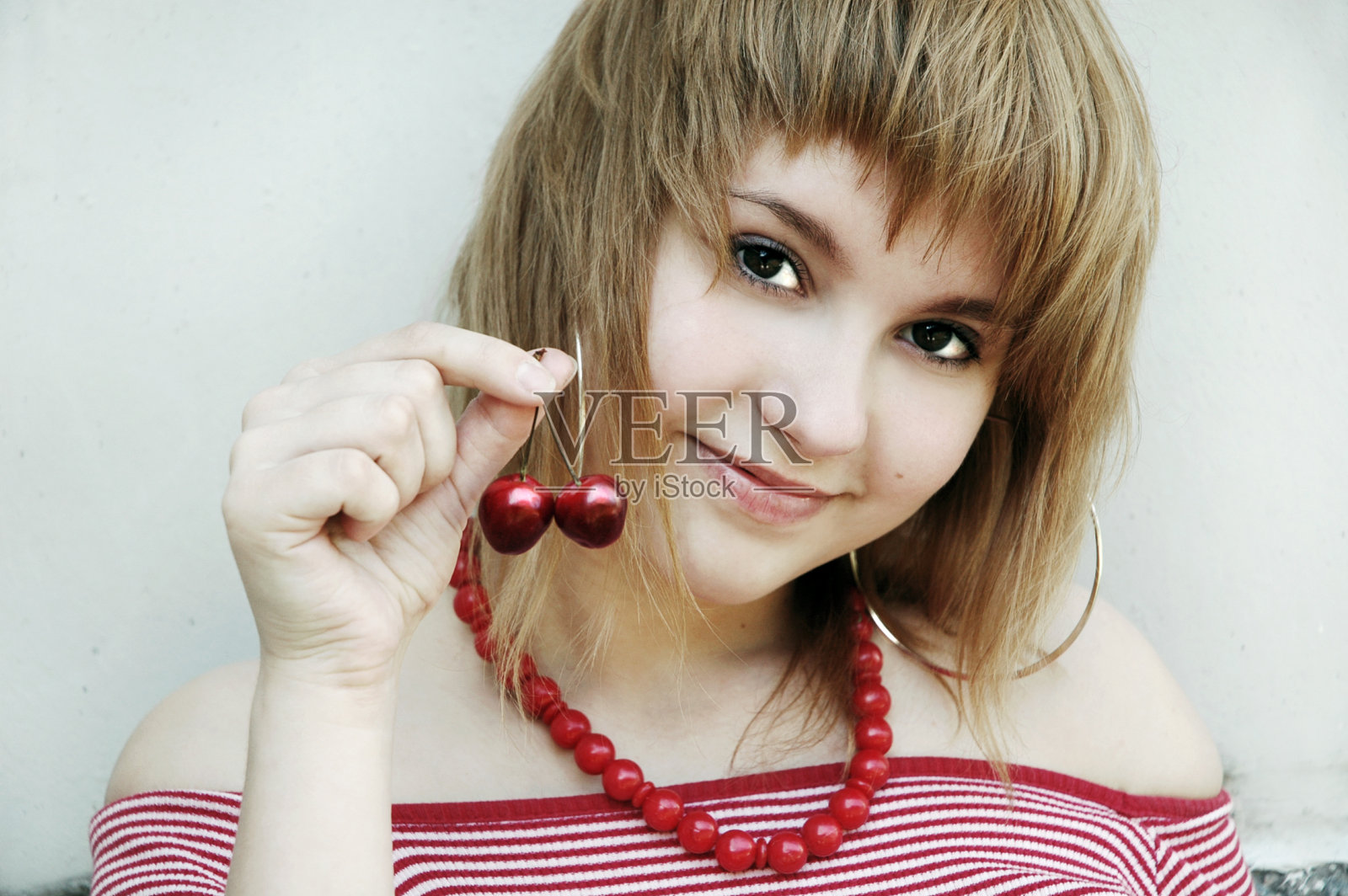 女孩和樱桃照片摄影图片