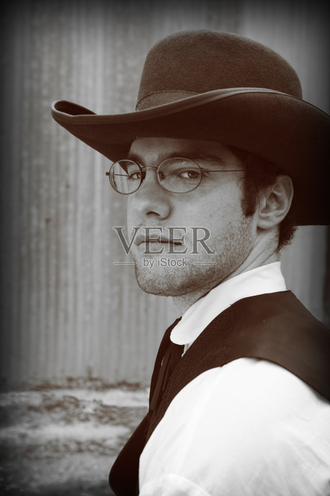 穿着考究的牛仔怒视着镜头照片摄影图片