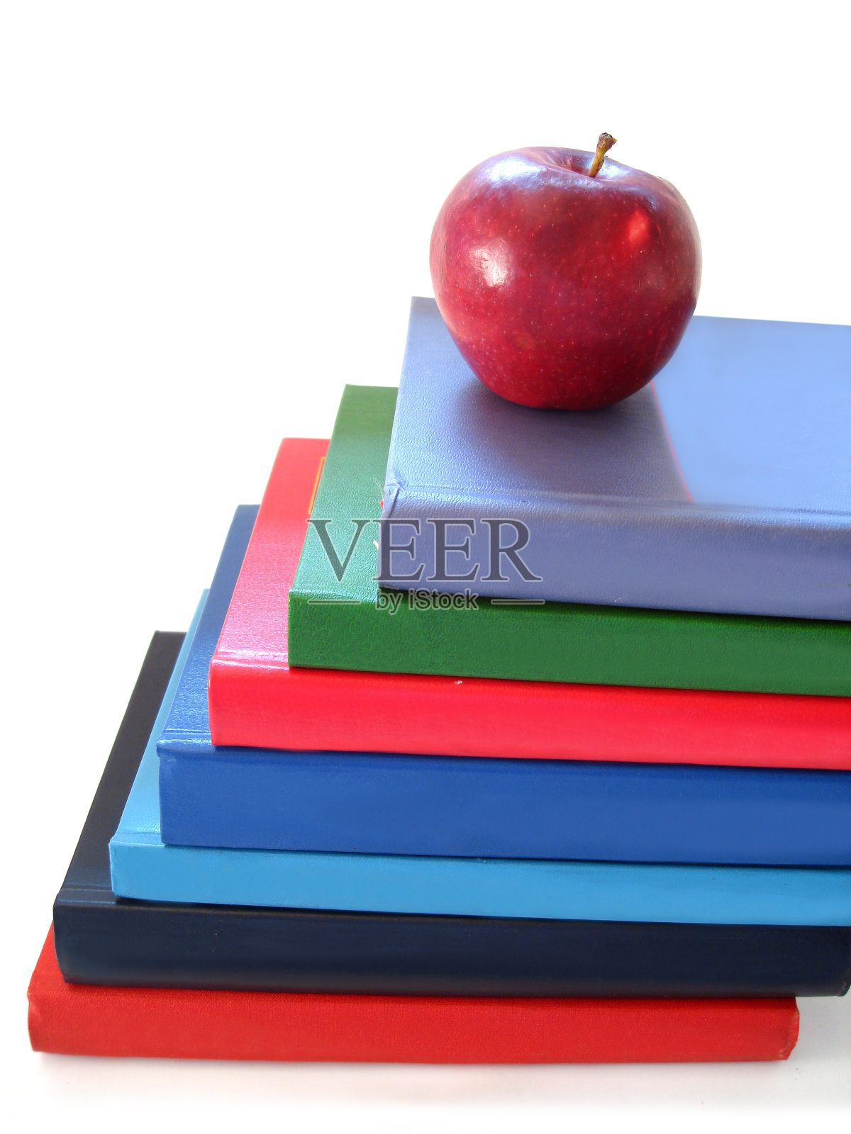 白色背景上有苹果的一堆书照片摄影图片