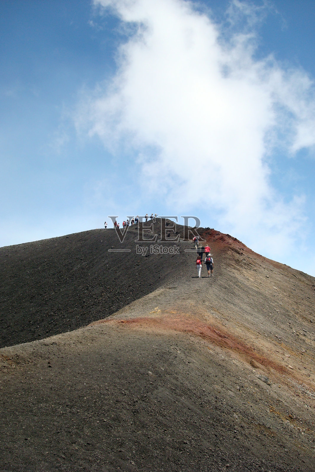 徒步旅行者和埃特纳山照片摄影图片