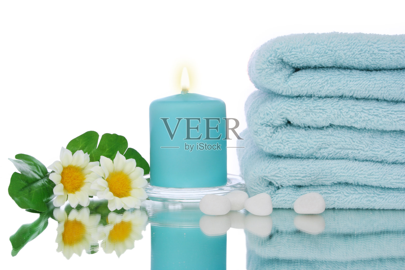 蓝色的蜡烛，毛巾和黛西照片摄影图片