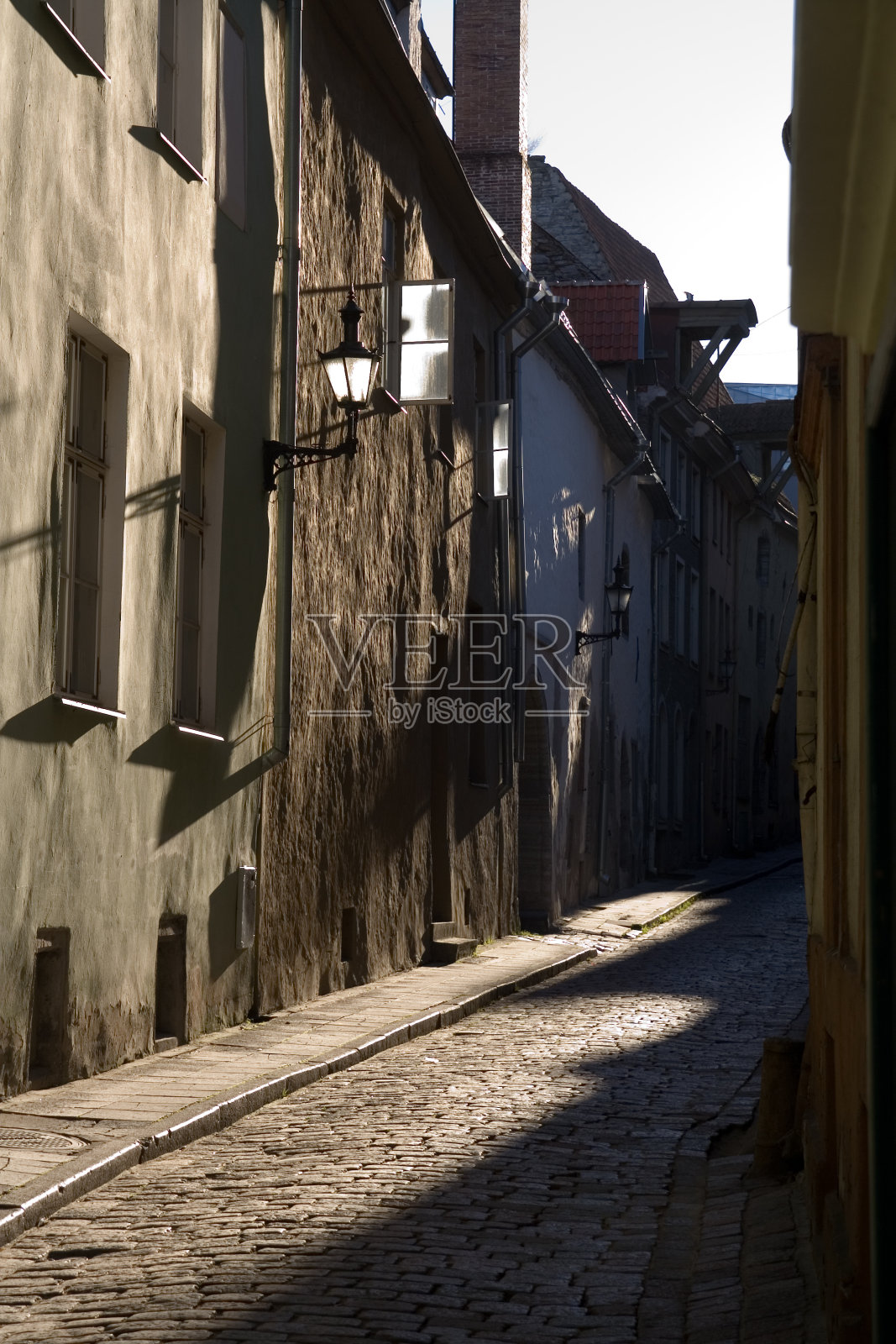 塔林狭窄的小巷照片摄影图片