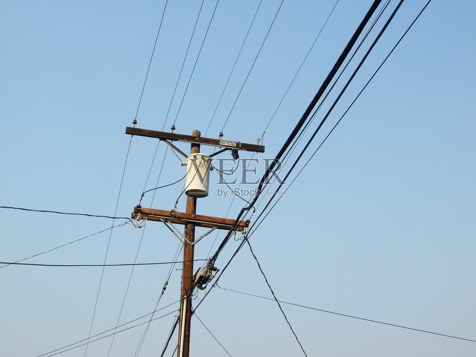 晴空上的电线照片摄影图片