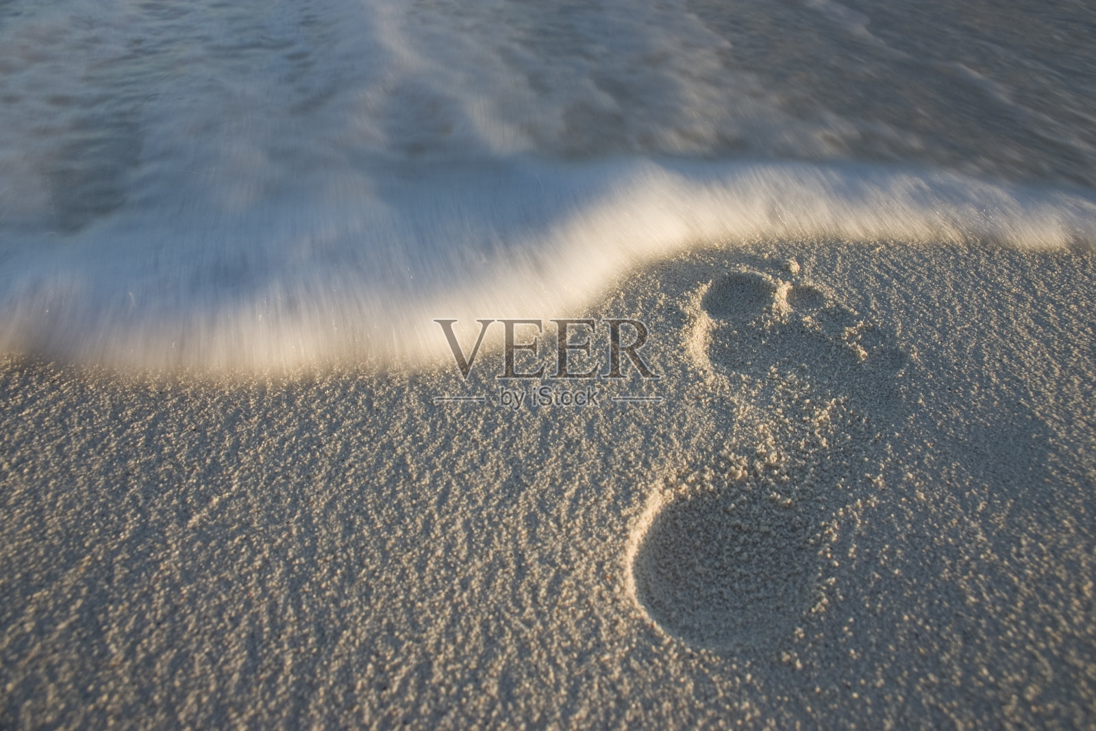 沙滩上的足迹照片摄影图片