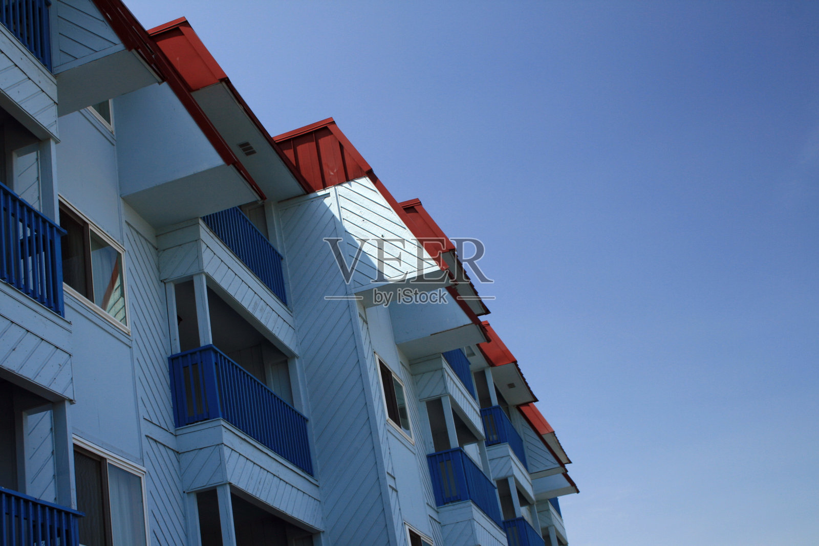 蓝色的海滩旅馆照片摄影图片