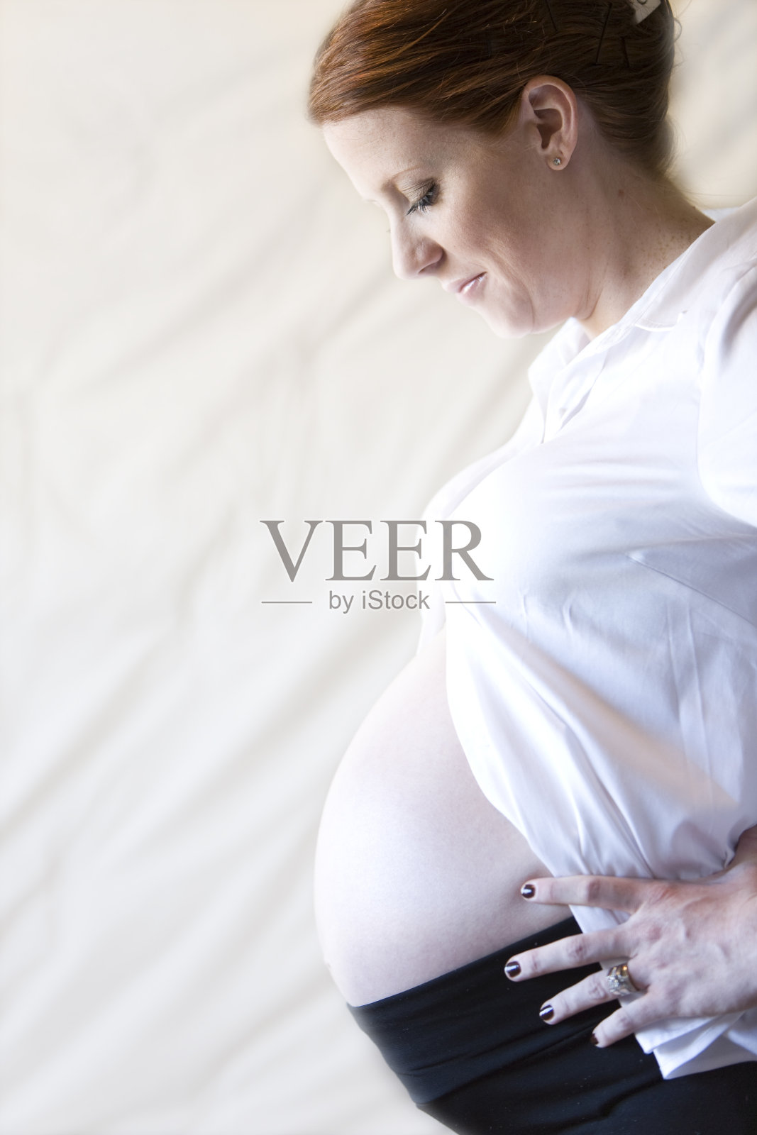 期待红色头照片摄影图片