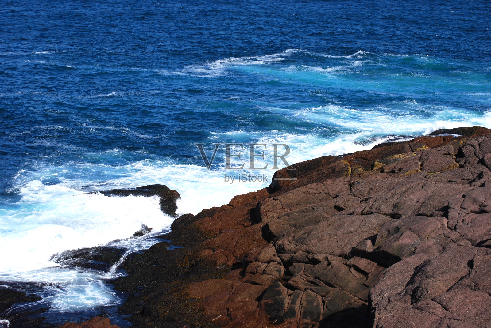 蓝色的海水-崎岖的海岸照片摄影图片