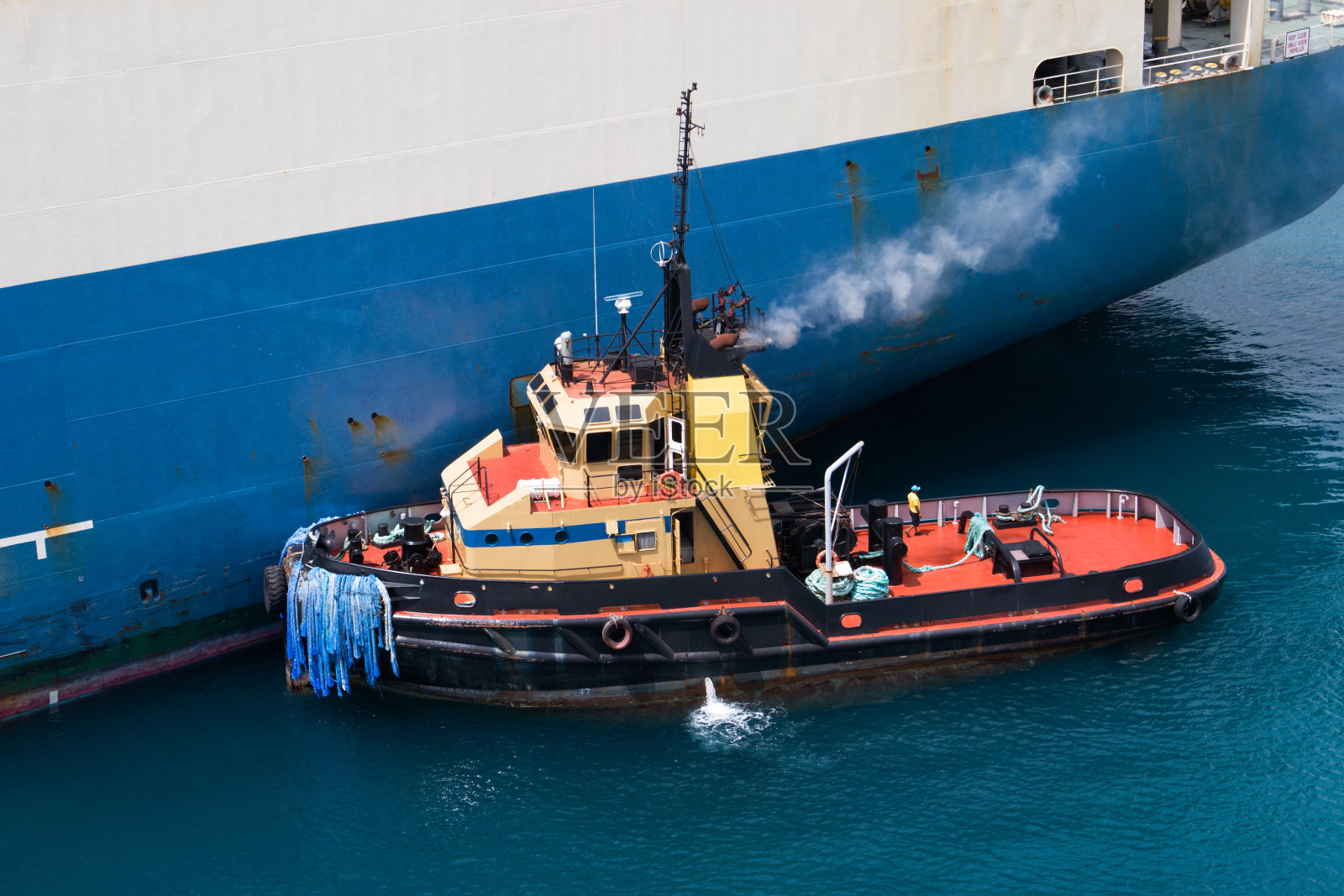 拖船在工作照片摄影图片