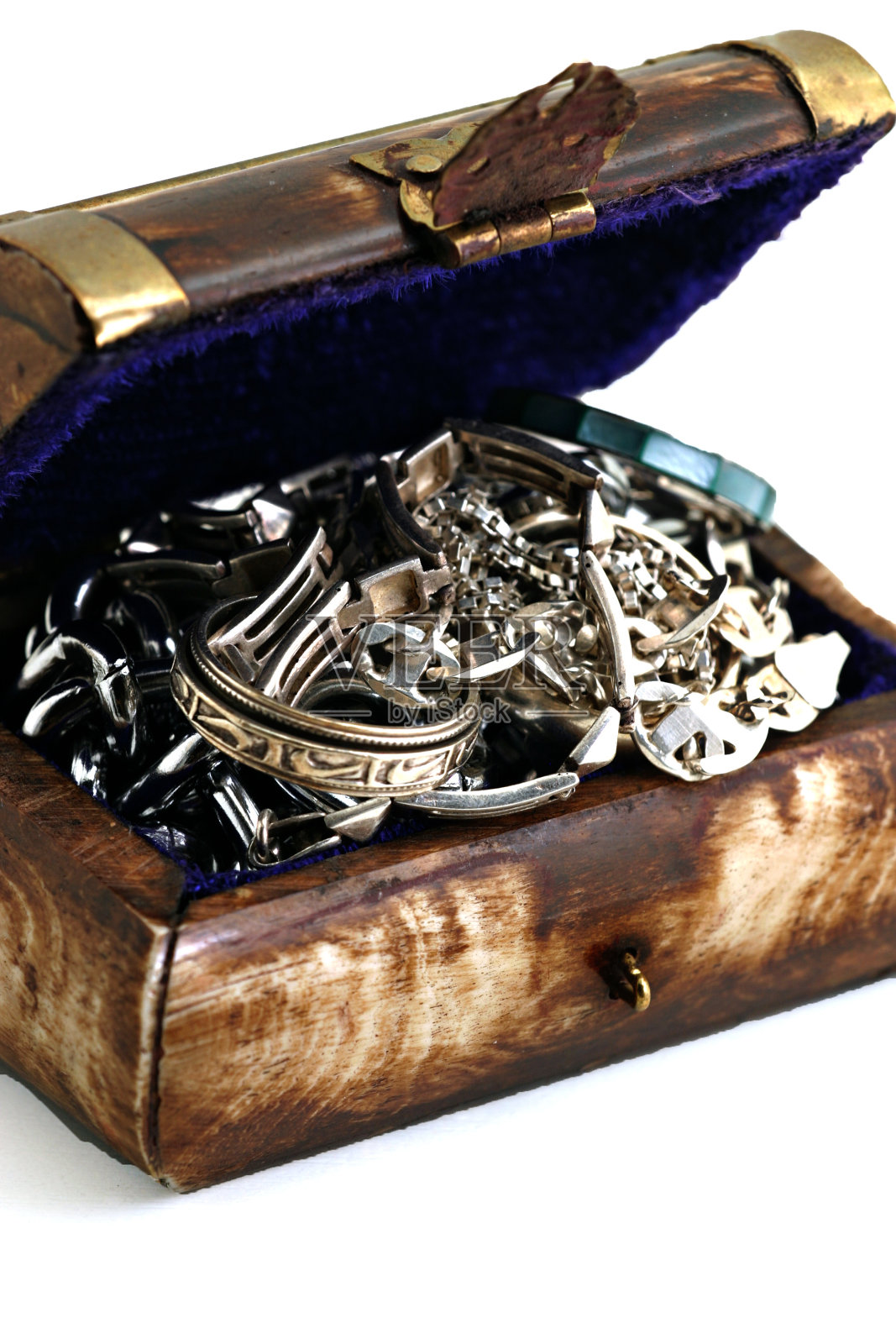 白色背景下木制托盘上的金属特写镜头照片摄影图片