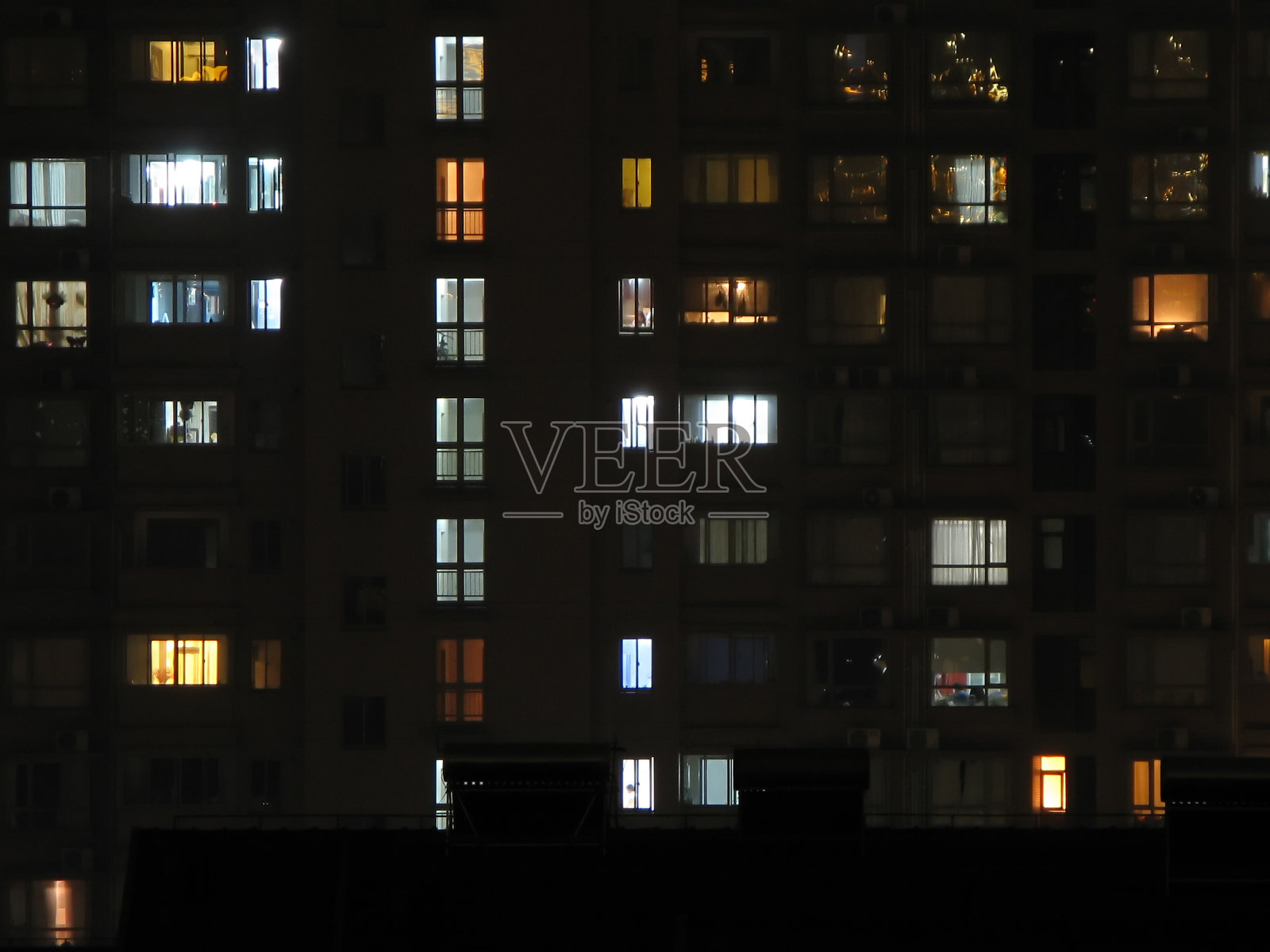 房屋的夜间窗户照片摄影图片