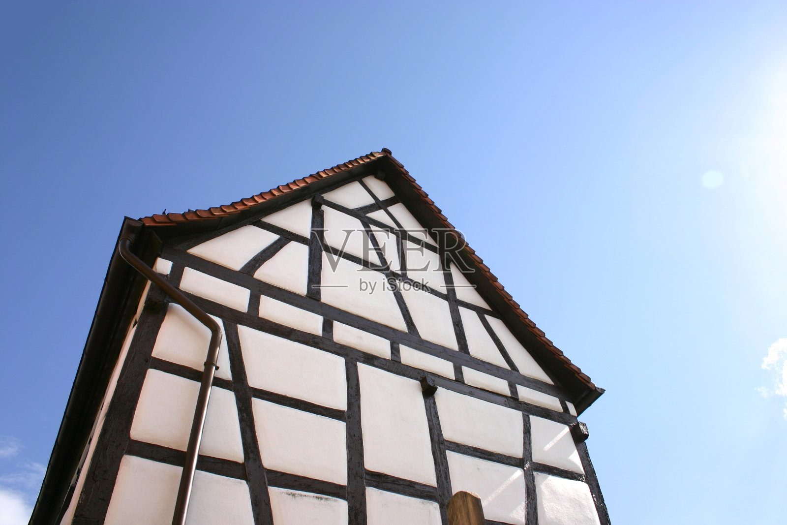 蓝天下建筑物的低角度视图照片摄影图片