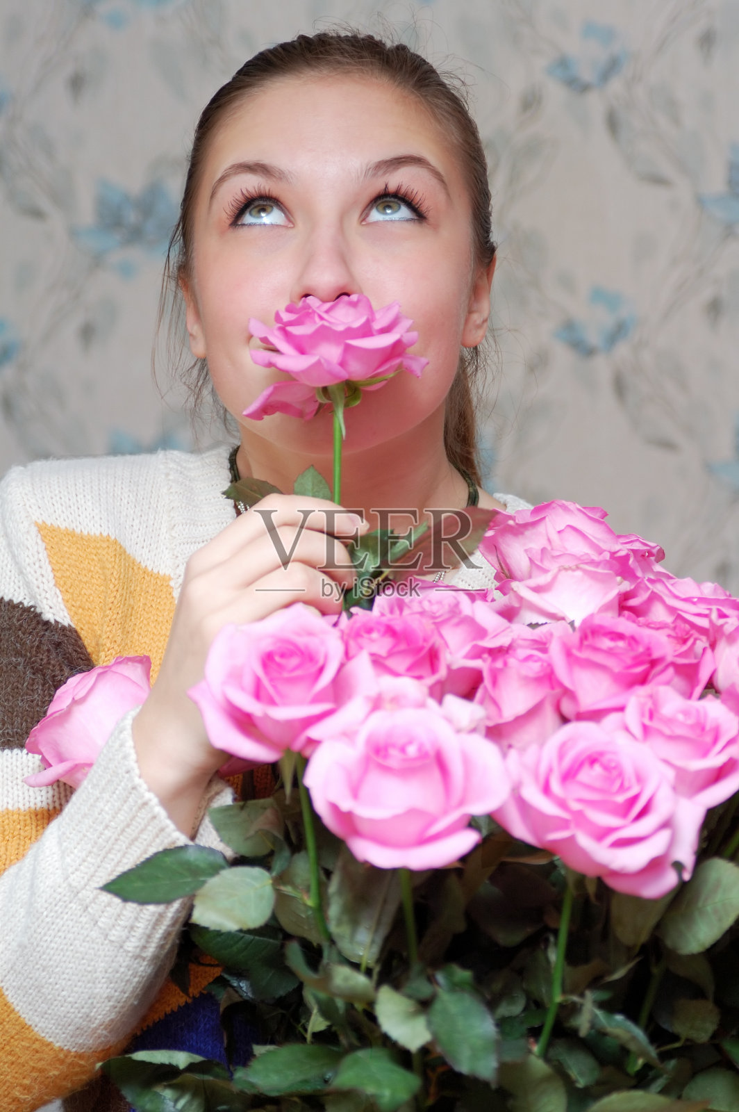 梦想着快乐的女孩和玫瑰照片摄影图片