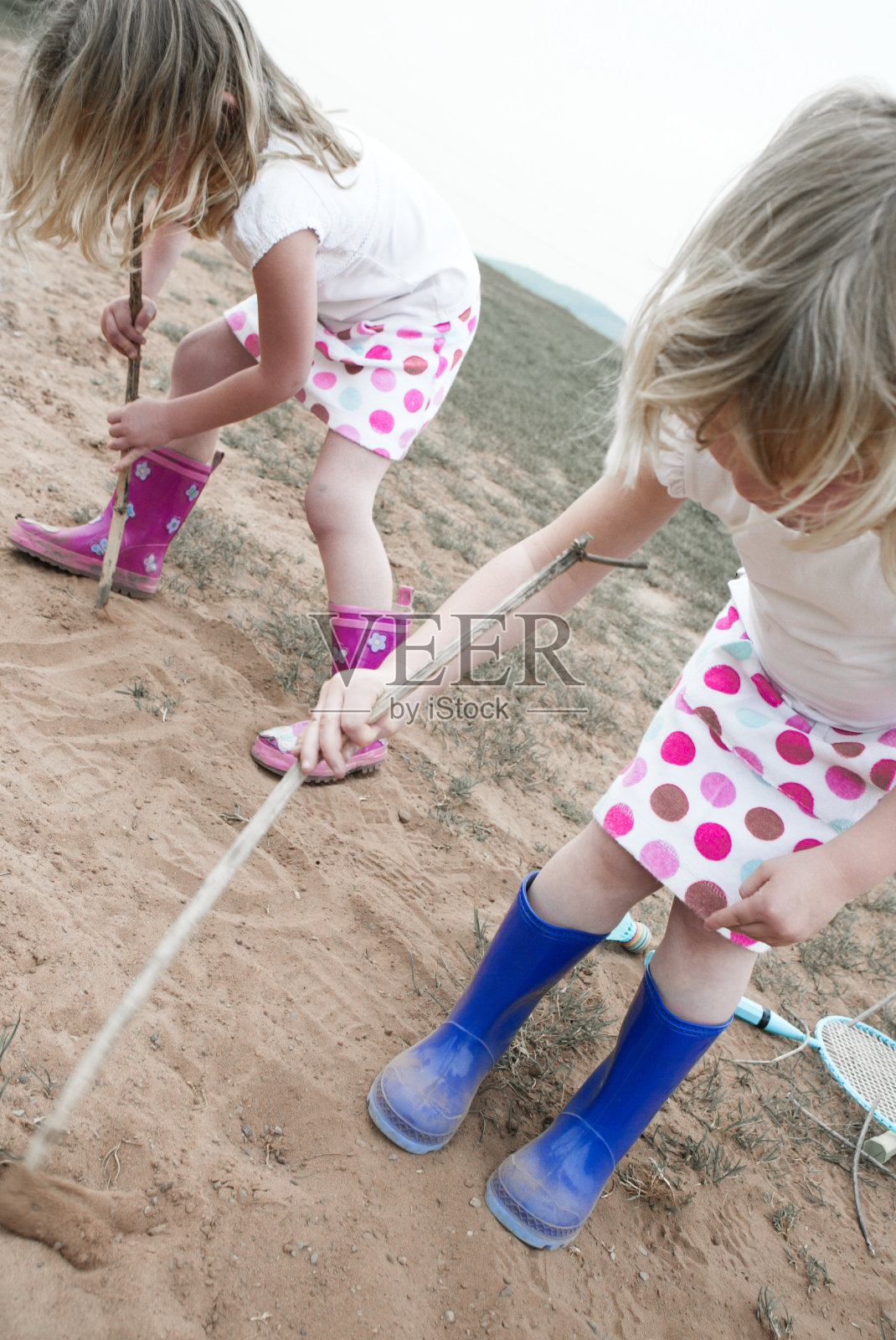 年轻的女孩在沙滩上画画照片摄影图片