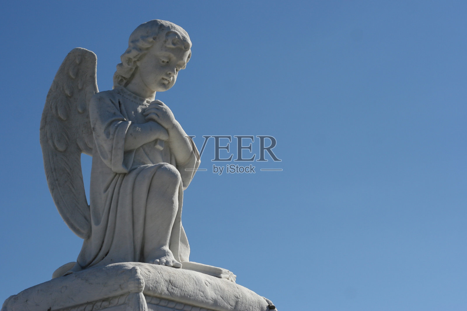 坟墓里的天使照片摄影图片