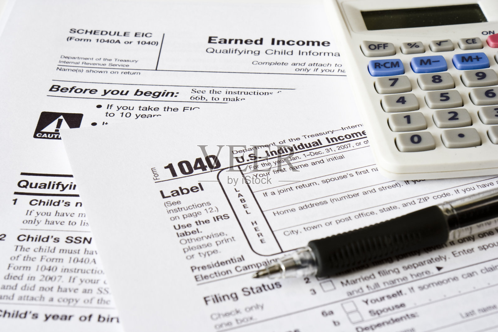 IRS 1040表格，带笔和计算器照片摄影图片